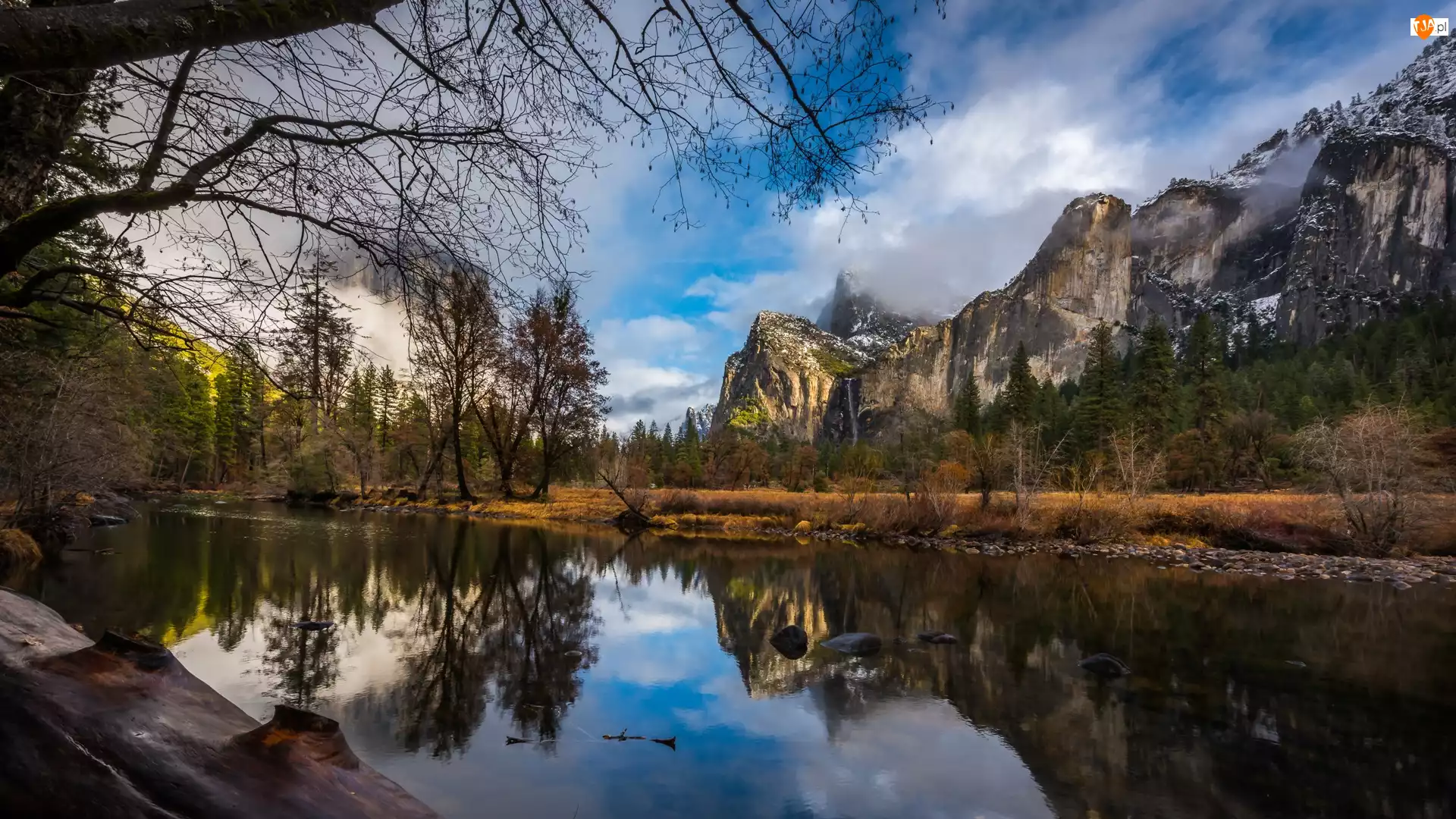 Chmury, Stan Kalifornia, Drzewa, Rzeka, Merced River, Park Narodowy Yosemite, Góry, Stany Zjednoczone, Sierra Nevada