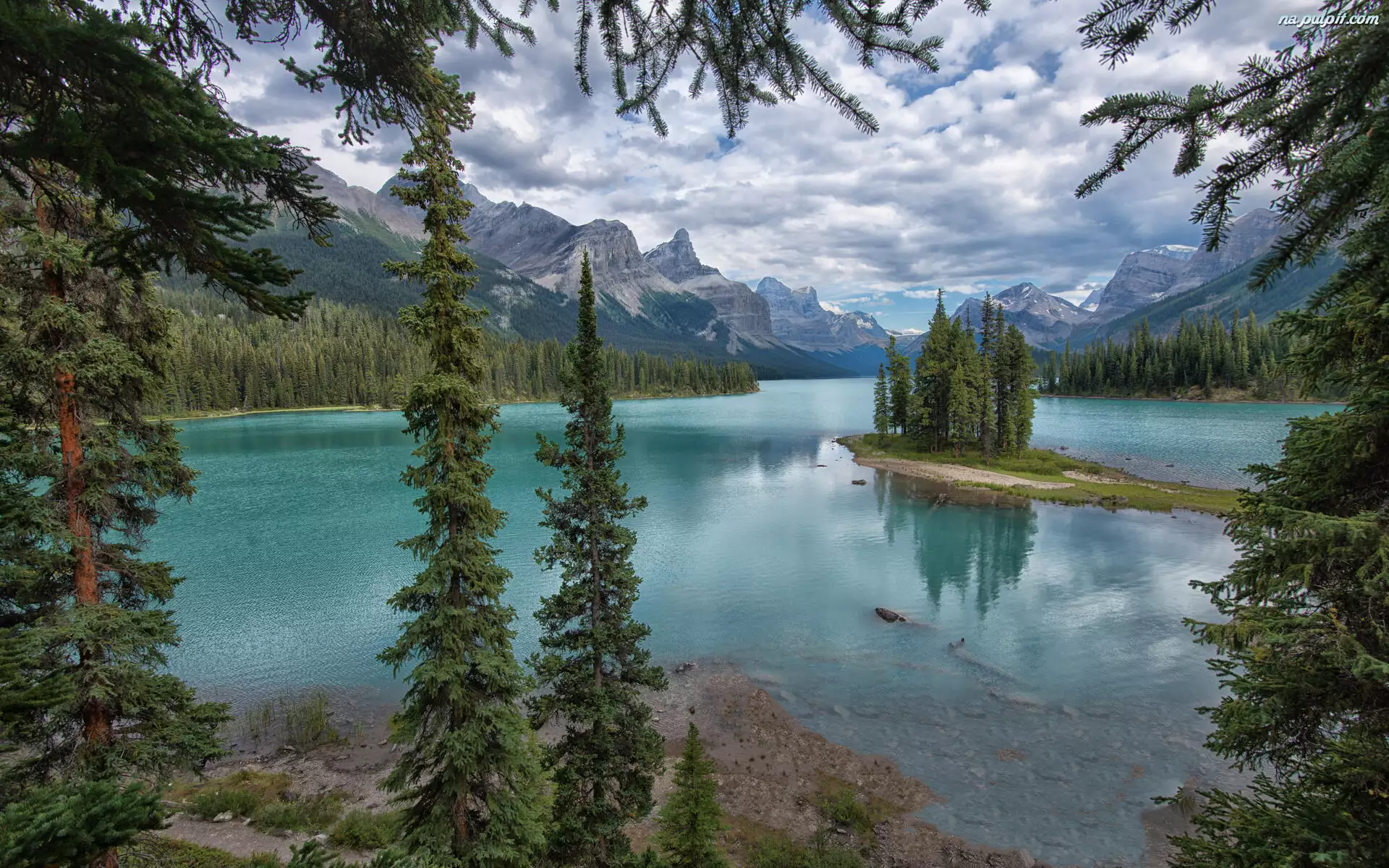 Kanada, Jezioro Maligne, Alberta, Góry, Chmury, Wyspa Ducha, Drzewa, Park Narodowy Jasper, Lasy