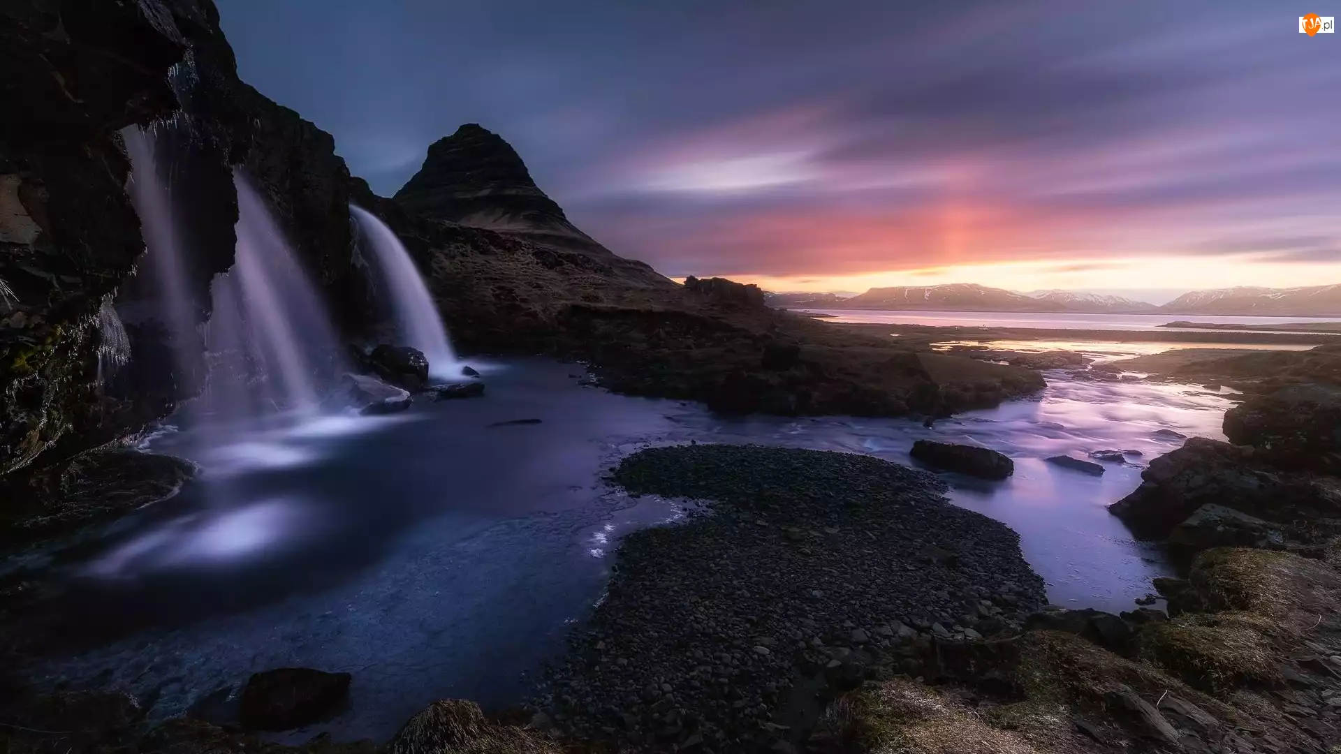 Rzeka, Góra Kirkjufell, Zachód słońca, Islandia, Wodospad Kirkjufellsfoss, Półwysep Snaefellsnes
