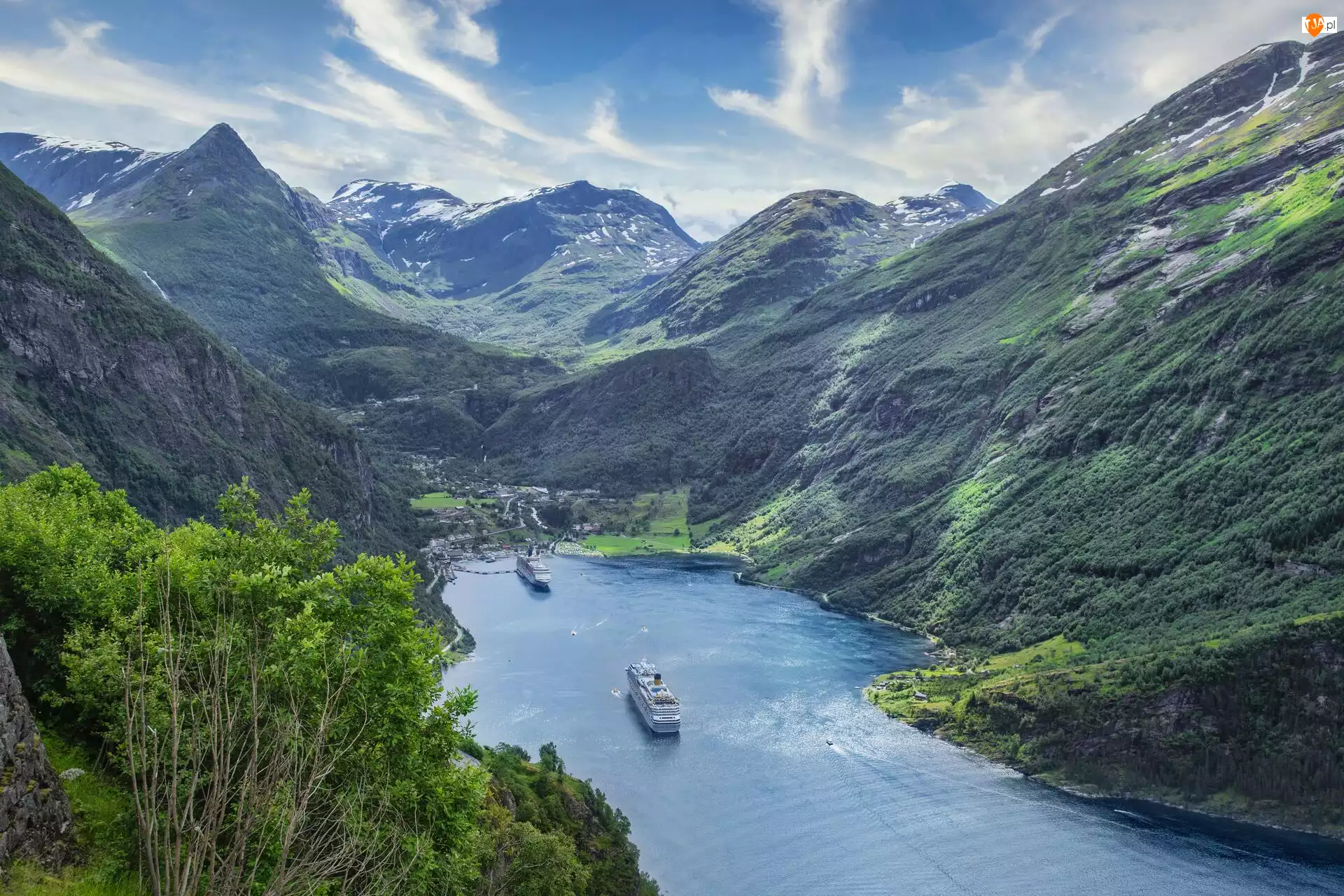 Wioska Geiranger, Góry, Statki pasażerskie, Gmina Stranda, Chmury, Fiord Geirangerfjorden, Norwegia, Lasy