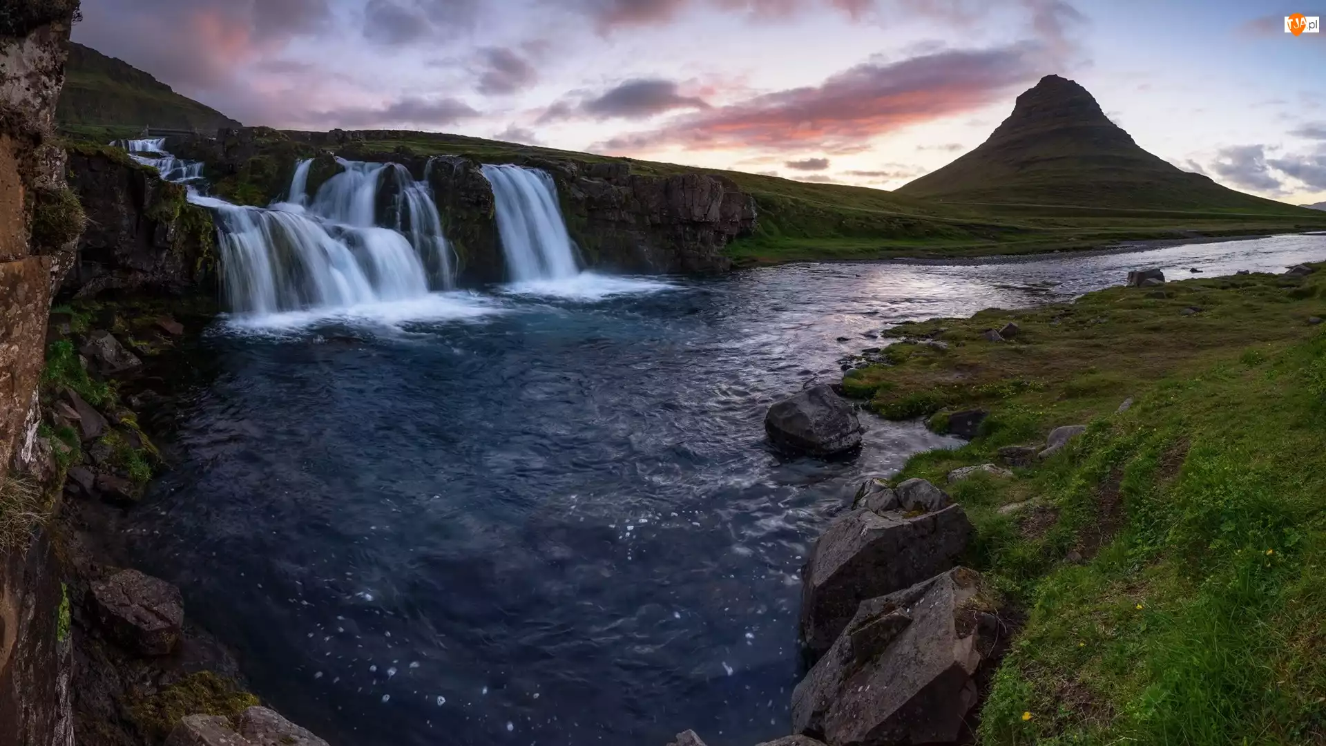 Rzeka, Góra Kirkjufell, Chmury, Islandia, Wodospad Kirkjufellsfoss, Półwysep Snaefellsnes