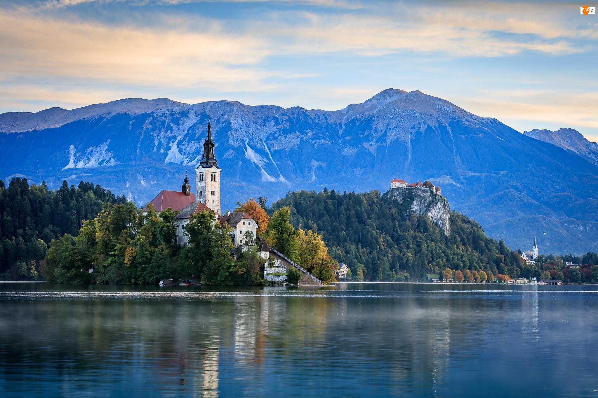 Słowenia, Góry, Chmury, Zamek Bled, Drzewa, Alpy Julijskie, Jezioro Bled, Wyspa Blejski Otok, Kościół