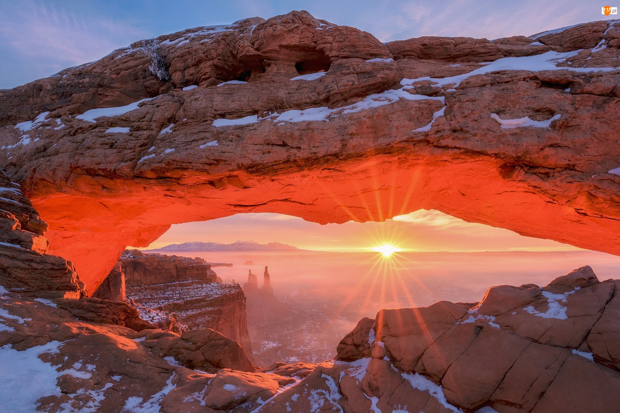 Stany Zjednoczone, Mesa Arch, Stan Utah, Wschód słońca, Park Narodowy Canyonlands, Skały, Śnieg, Łuk, Promienie słońca