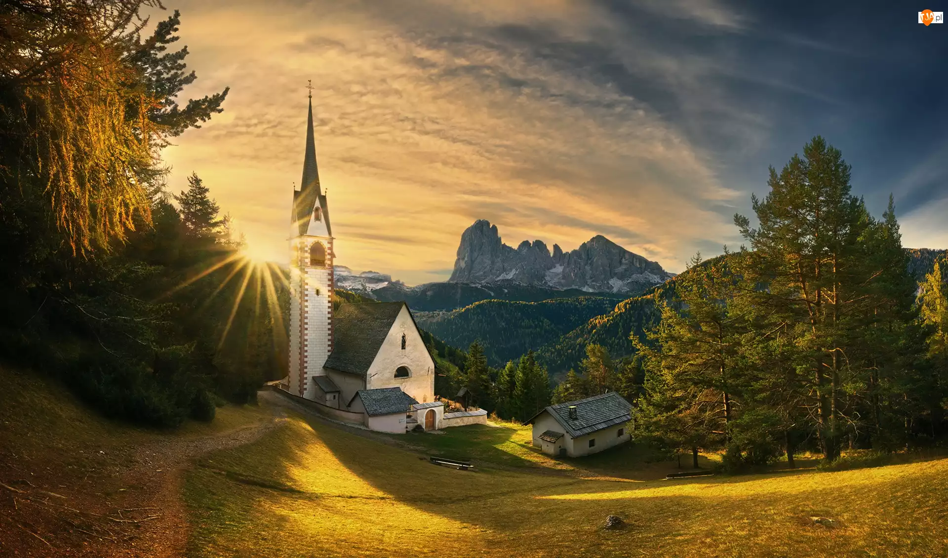 Zachód słońca, Włochy, Góry, Dom, Południowy Tyrol, Drzewa, Kościół św Jakuba, Dolomity