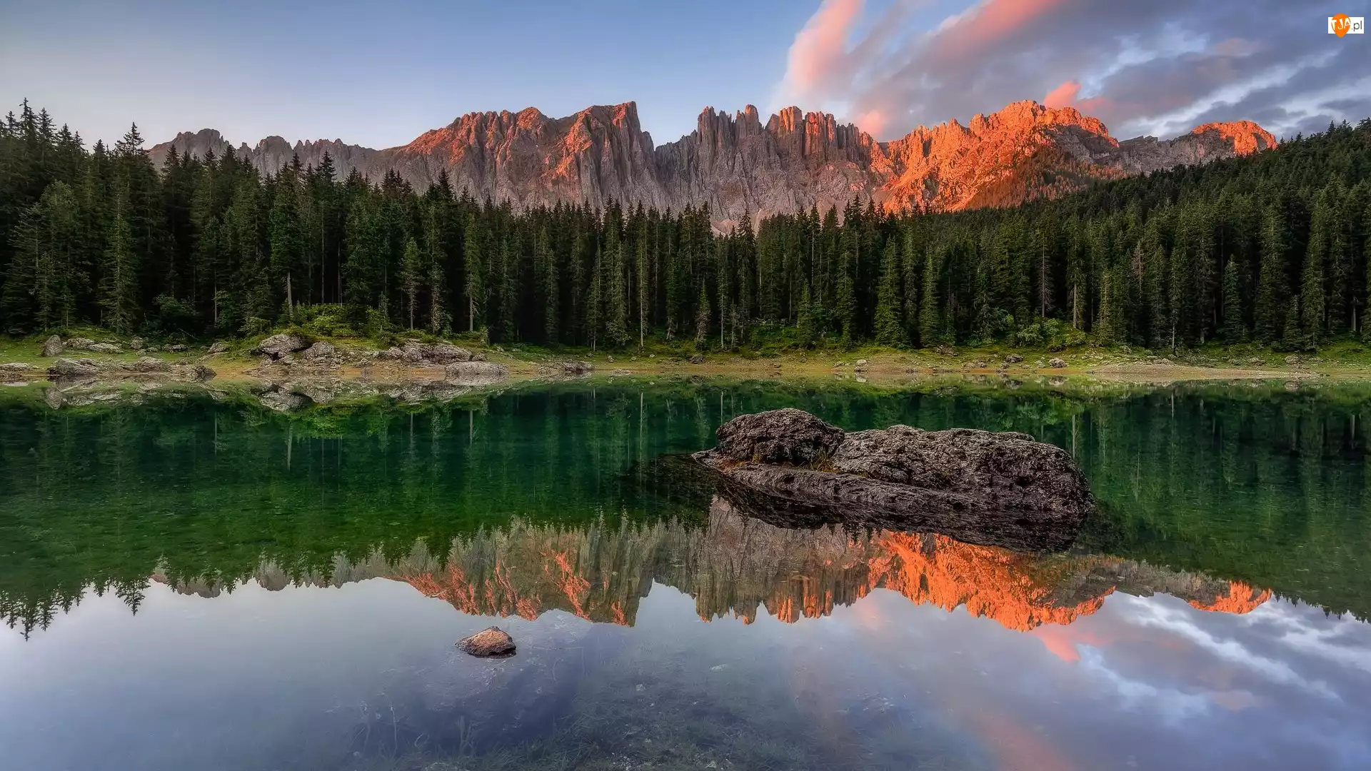Włochy, Lago di Carezza, Południowy Tyrol, Drzewa, Chmury, Góry, Dolomity, Jezioro, Las