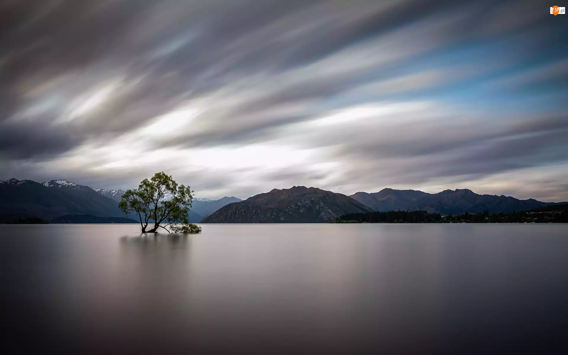 Jezioro, Góry, Drzewo, Nowa Zelandia, Lake Wanaka, Chmury