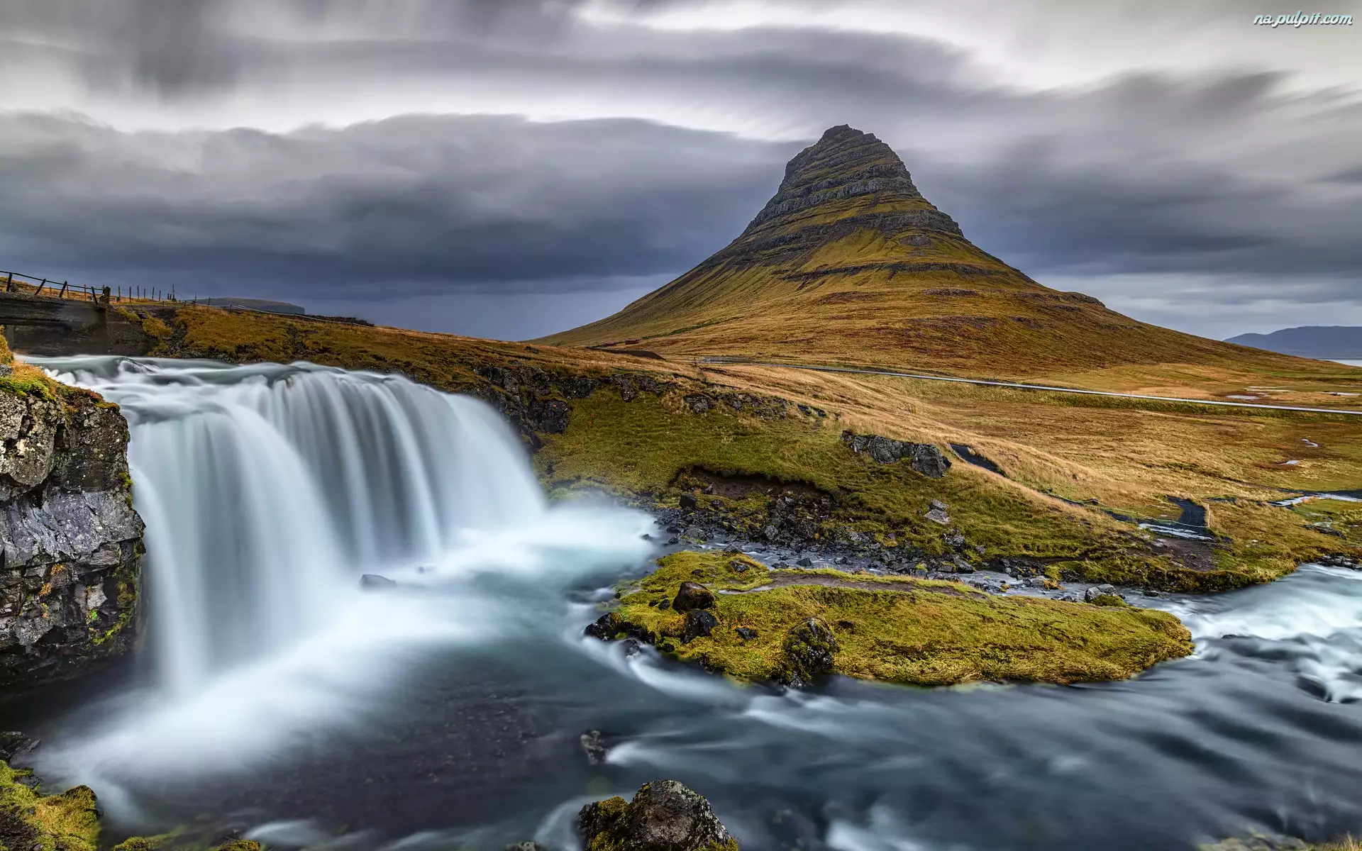 Wodospad Kirkjufellsfoss, Rzeka, Islandia, Góra Kirkjufell, Półwysep Snaefellsnes, Chmury, Ciemne