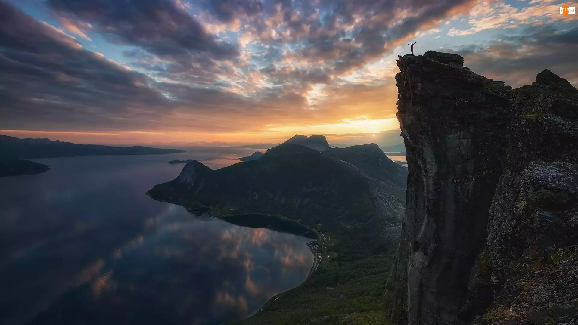 Lofoty, Morze Północne, Chmury, Norwegia, Zachód słońca, Człowiek, Góry