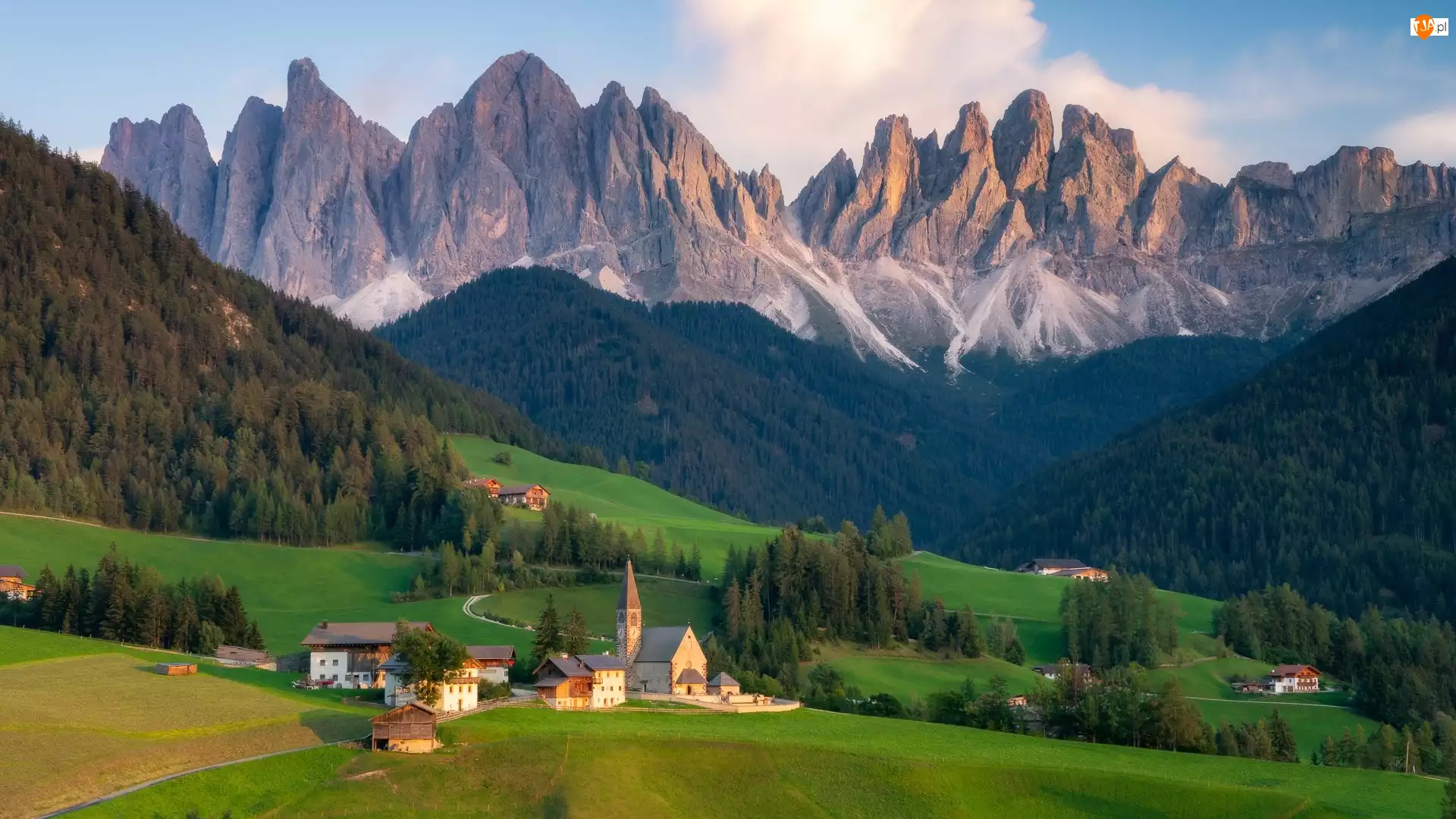 Val di Funes, Lasy, Wieś, Domy, Dolomity, Santa Maddalena, Drzewa, Góry, Chmury, Dolina, Włochy