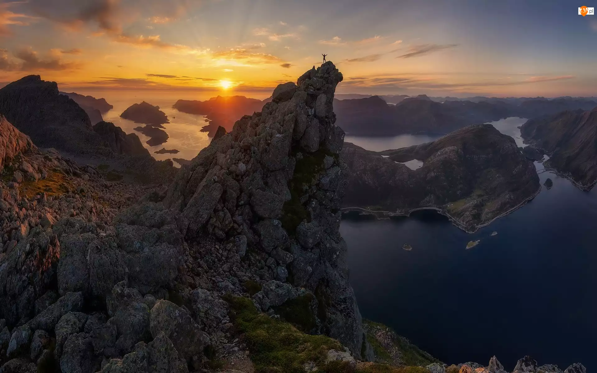 Lofoty, Norwegia, Góry, Zachód słońca, Morze Północne, Człowiek