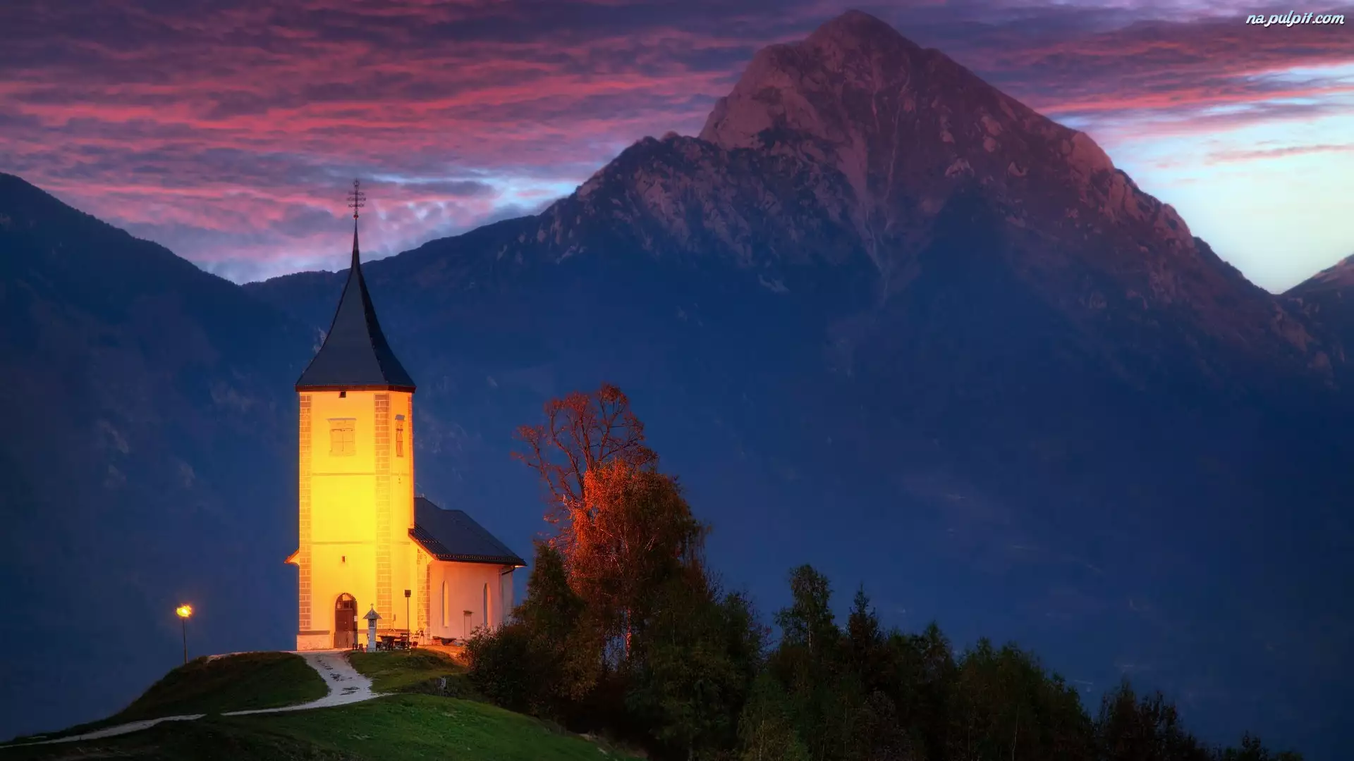 Kościół św Primusa i Felicjana, Oświetlony, Góry, Słowenia, Wzgórze, Wieś Jamnik