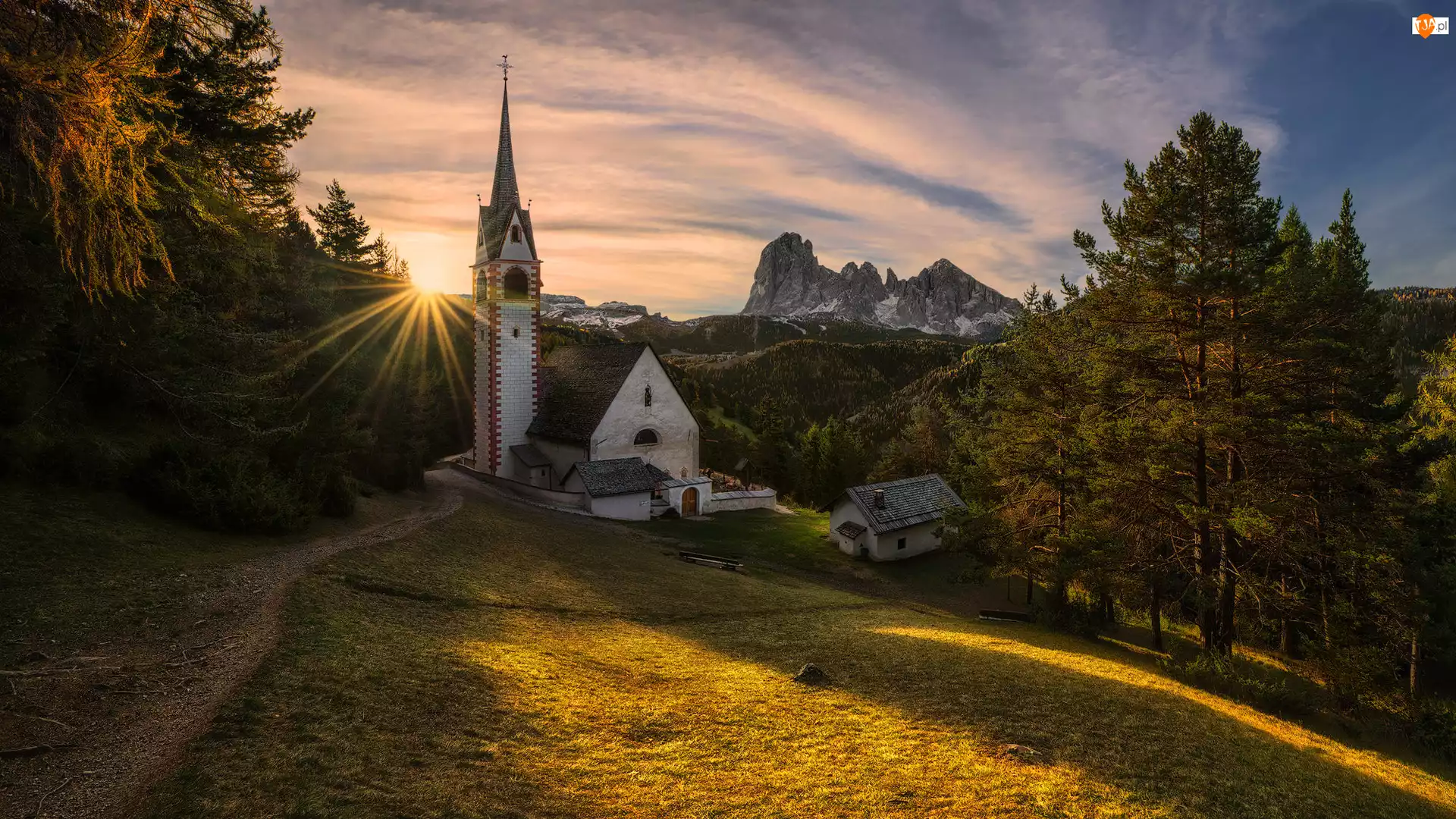 Włochy, Kościół św. Jakuba, Góry Dolomity, Promienie słońca, Tyrol, Drzewa