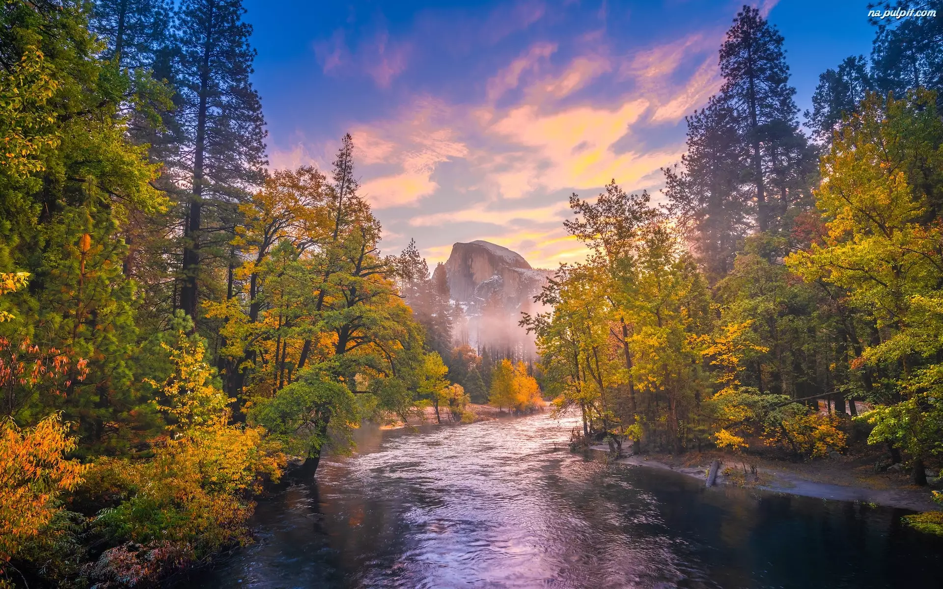 Rzeka, Drzewa, Mgła, Drzewa, Góry, Kalifornia, Merced River, Park Narodowy Yosemite, Jesień, Szczyt Half Dome, Stany Zjednoczone
