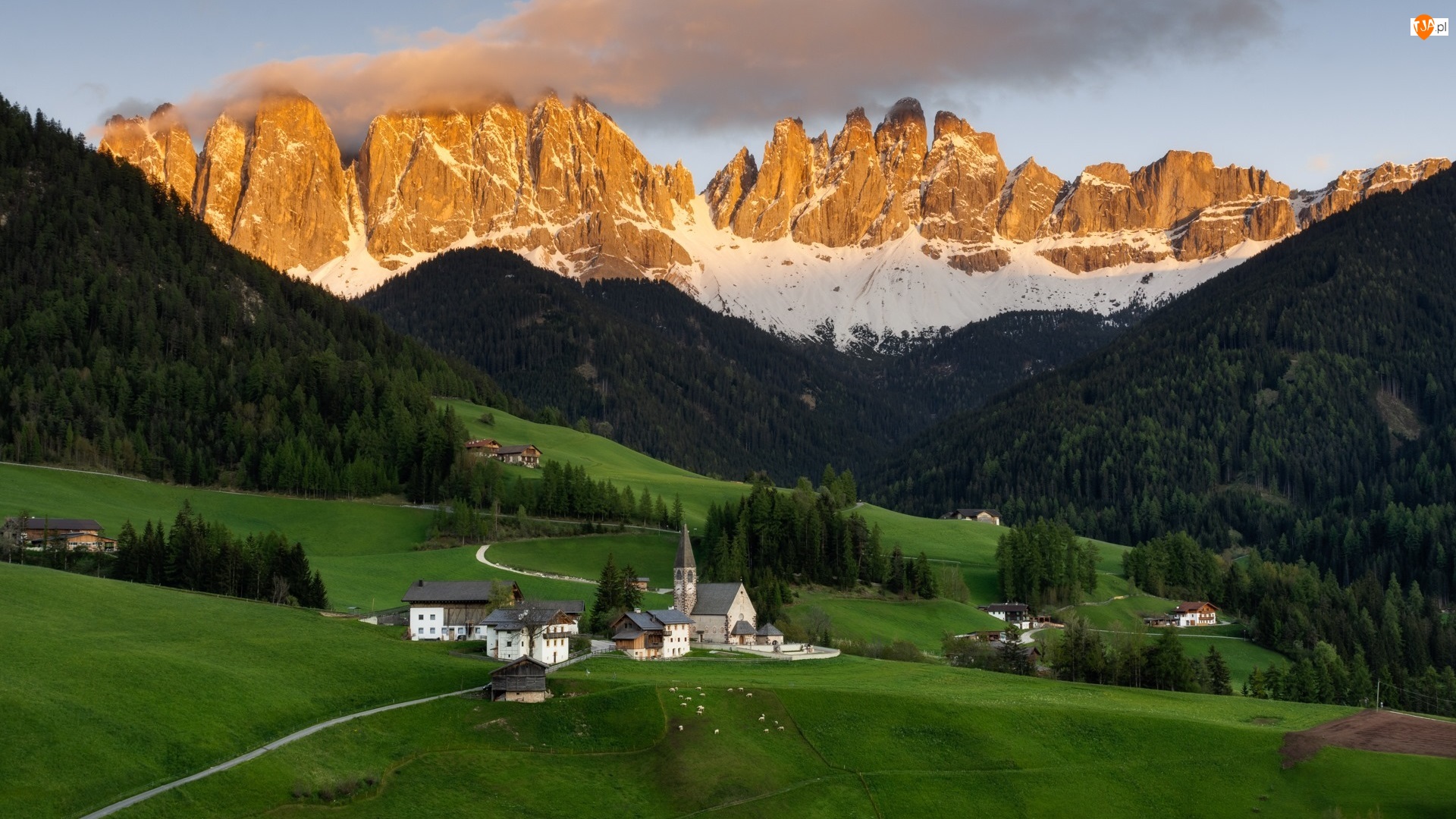 Włochy, Dolomity, Dolina Val di Funes, Domy, Mgła, Wieś, Santa Maddalena, Góry, Kościół