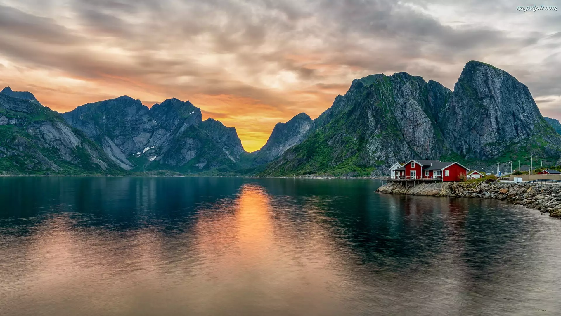 Góry, Norwegia, Kamienie, Zachód słońca, Lofoty, Domy, Chmury, Morze Norweskie