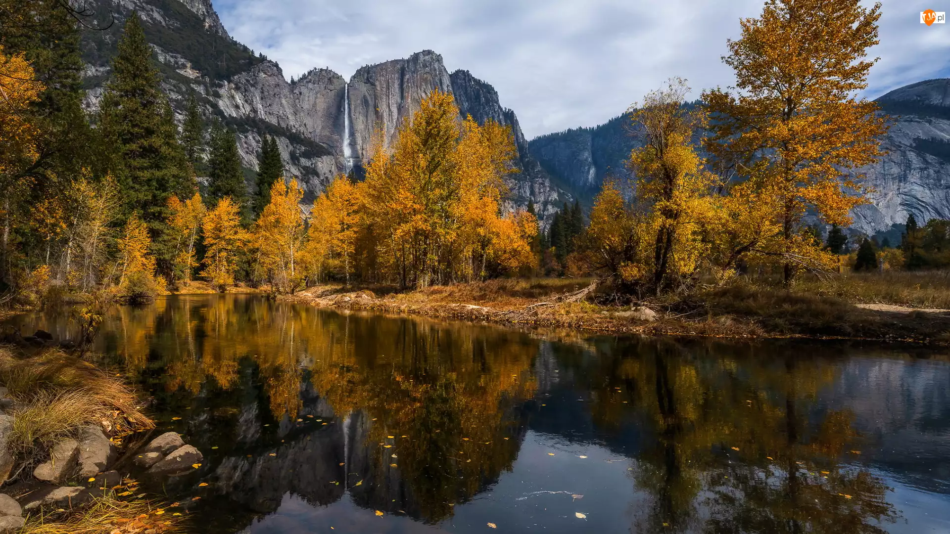Wodospad, Rzeka, Drzewa, Merced River, Kalifornia, Góry, Upper Yosemite Falls, Stany Zjednoczone, Pożółkłe, Park Narodowy Yosemite, Jesień