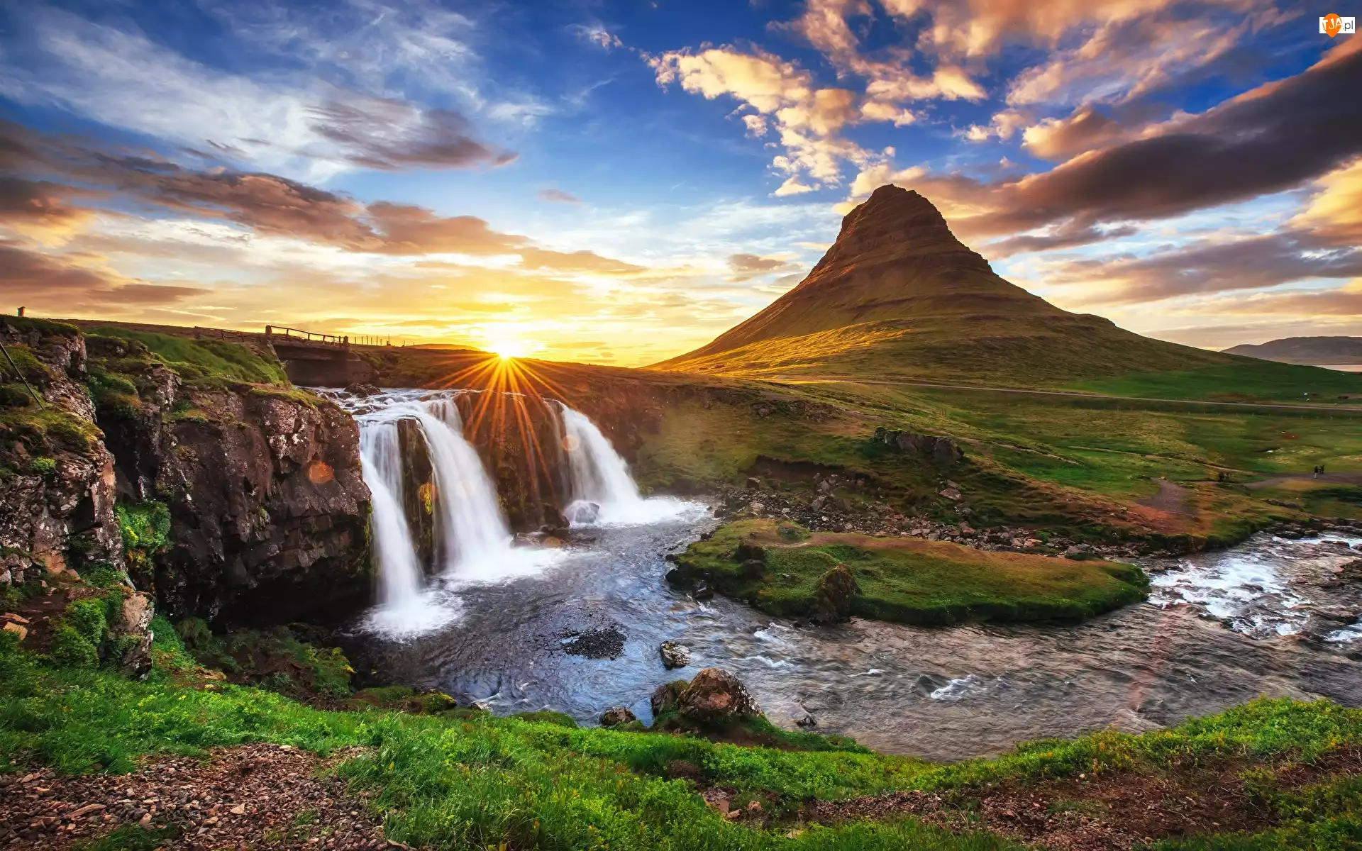 Chmury, Islandia, Góra Kirkjufell, Wodospad Kirkjufell, Promienie słońca