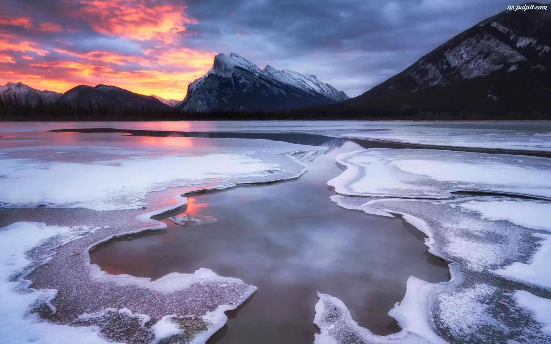 Śnieg, Park Narodowy Banff, Góry, Zachód słońca, Chmury, Jezioro, Vermilion Lake, Kanada, Zima