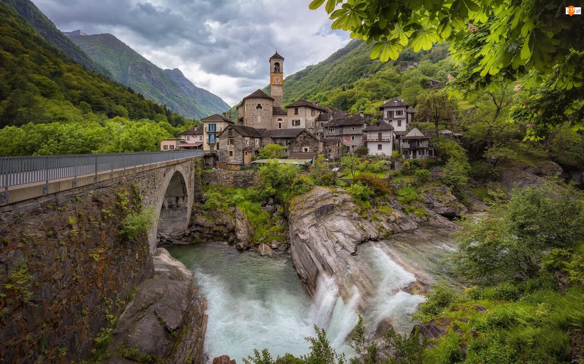 Szwajcaria, Most, Kanton Ticino, Rzeka Verzasca, Lavertezzo, Drzewa, Domy, Góry, Skały