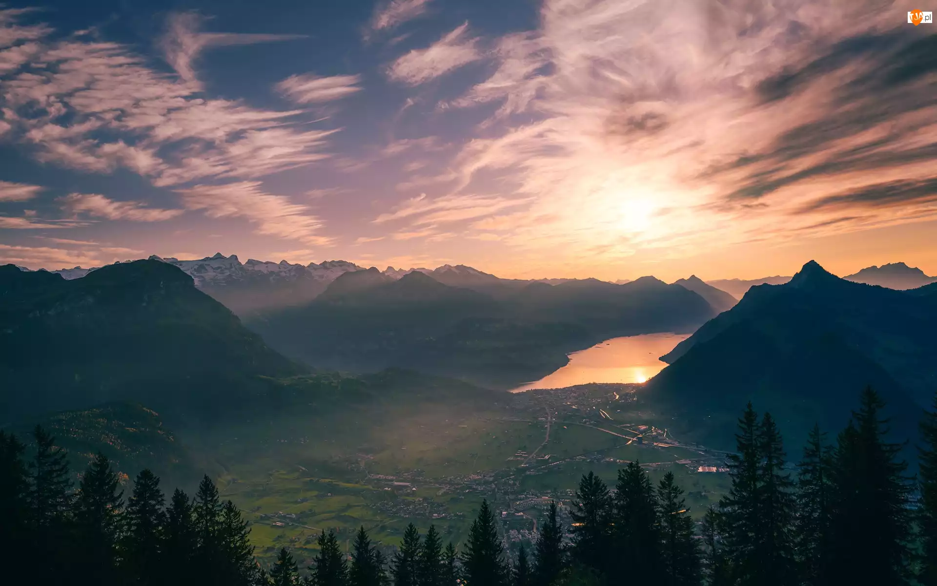 Chmury, Góry, Drzewa, Zachód słońca, Alpy Szwajcarskie, Domy, Szwajcaria, Jezioro Czterech Kantonów