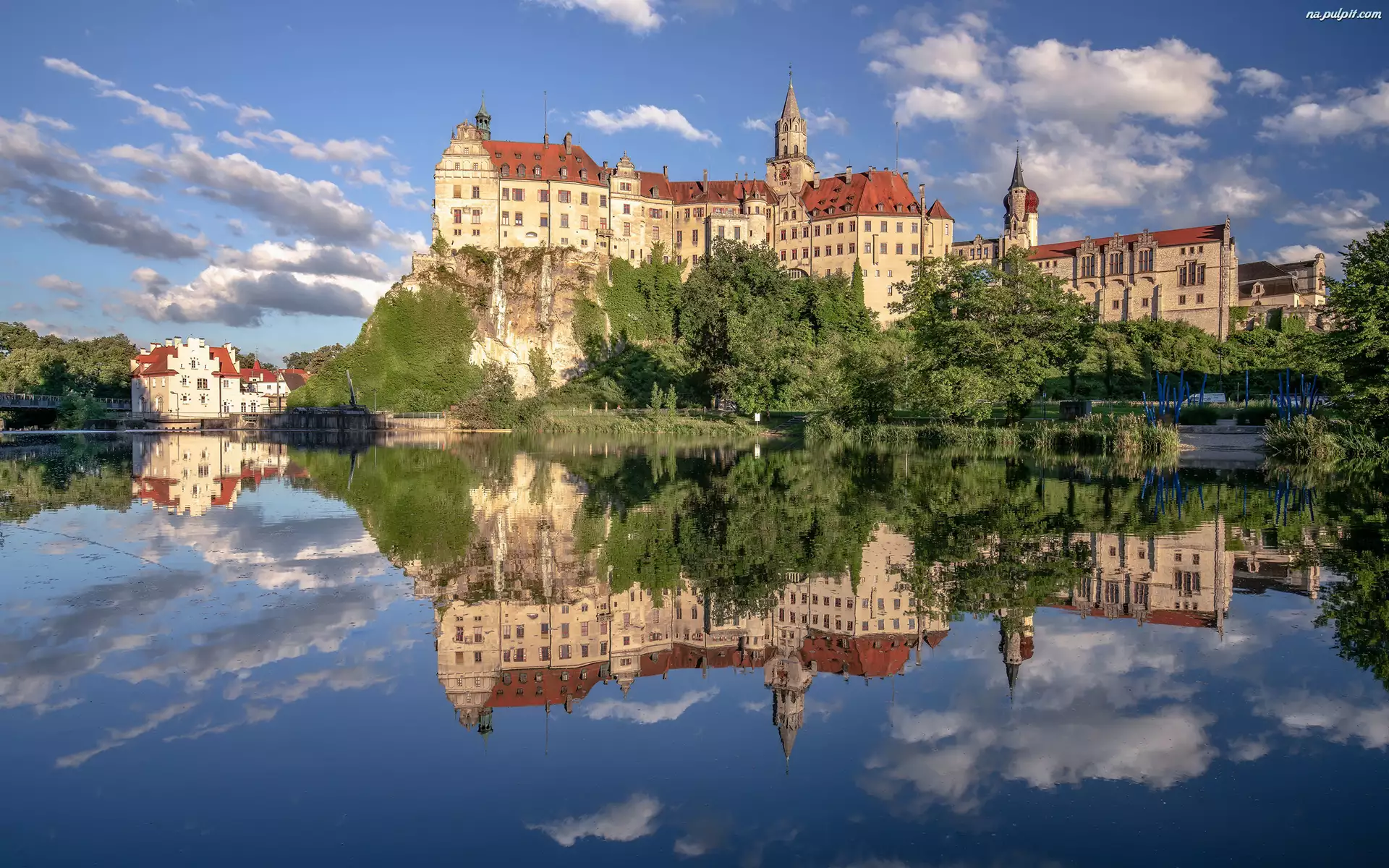 Zamek Sigmaringen, Niemcy, Rzeka Dunaj, Drzewa, Niebo, Obicie