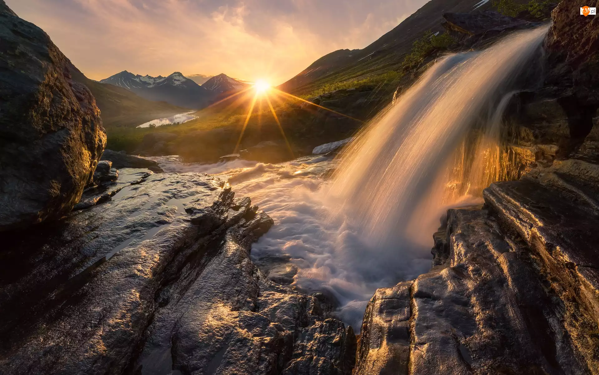 Dolina Vengedalen, Norwegia, Wodospad, Skały, Wschód słońca, Góry