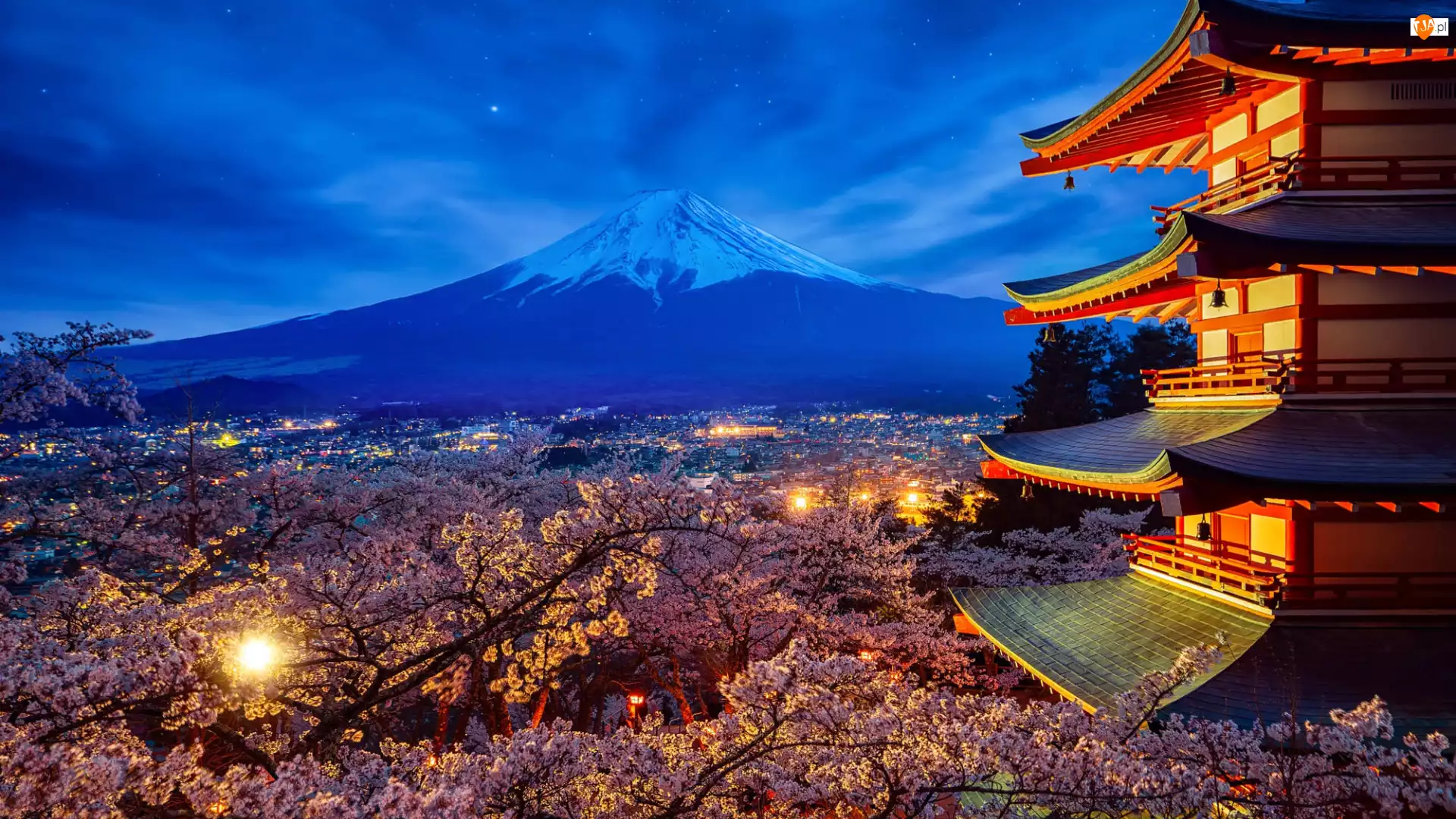 Japonia, Wiosna, Miasto Fujiyoshida, Drzewa, Chureito Pagoda, Świątynia, Fudżi, Góra, Mount Fuji, Wyspa Honsiu