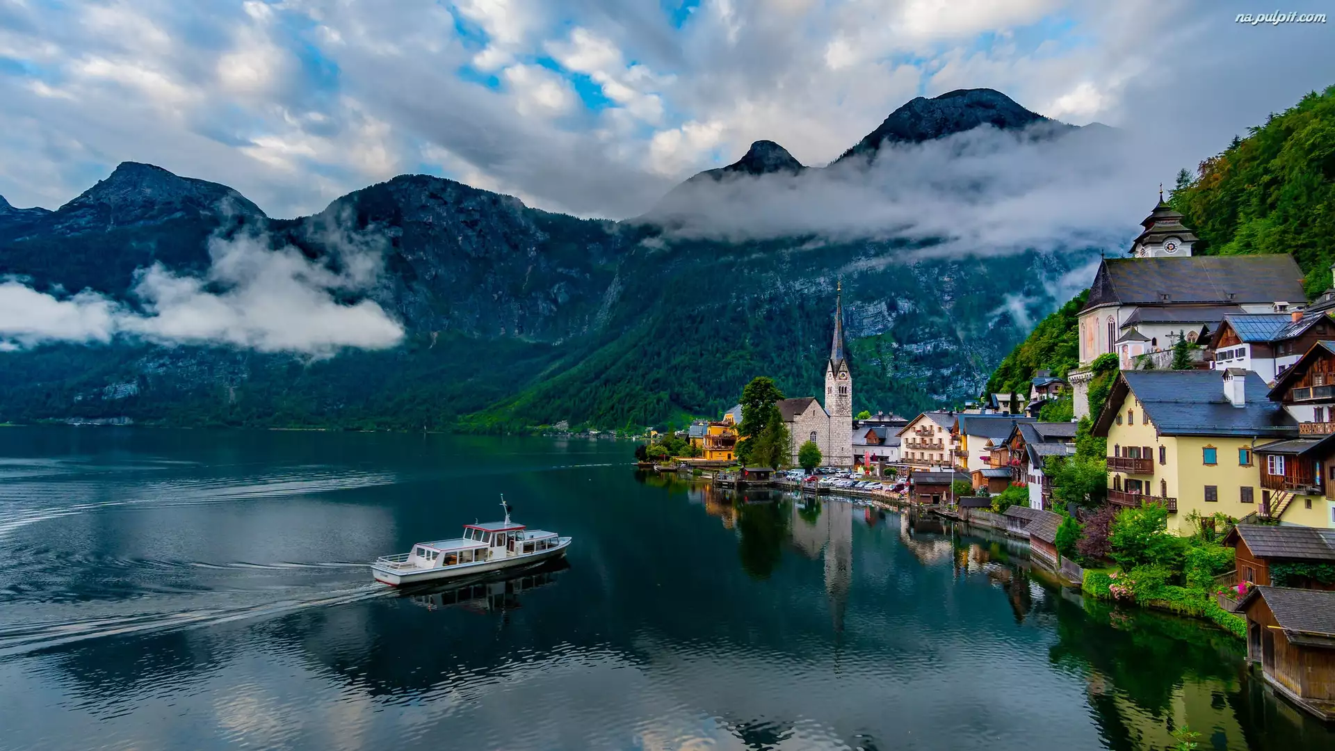 Statek, Góry, Domy, Hallstatt, Alpy Salzburskie, Chmury, Austria, Jezioro Hallstattersee