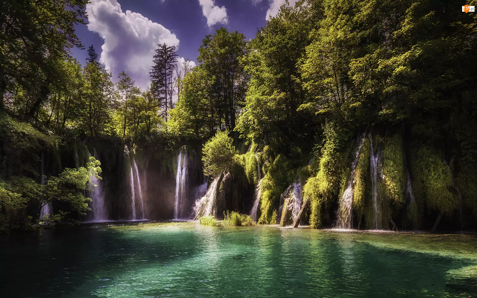 Wodospady, Park Narodowy Jezior Plitwickich, Drzewa, Chorwacja, Skały, Obłoki