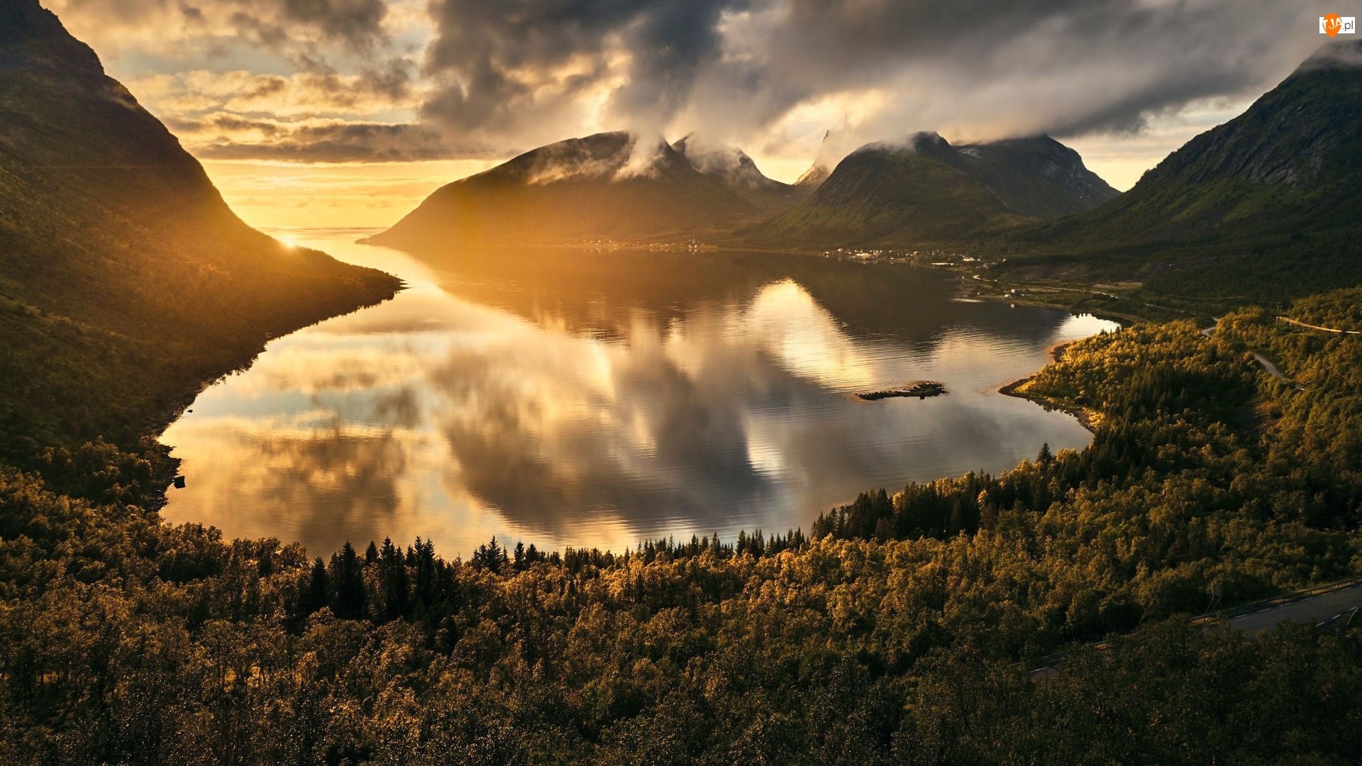 Norwegia, Chmury, Wioska Bergsbotn, Drzewa, Morze, Góry, Słońca, Blask, Wierzchołki, Wyspa Senja