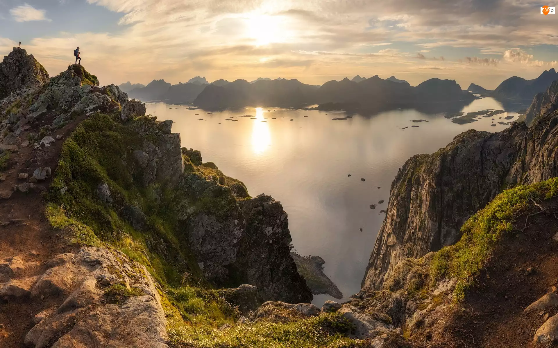 Morze Norweskie, Norwegia, Skały, Przebijające światło, Góry, Człowiek