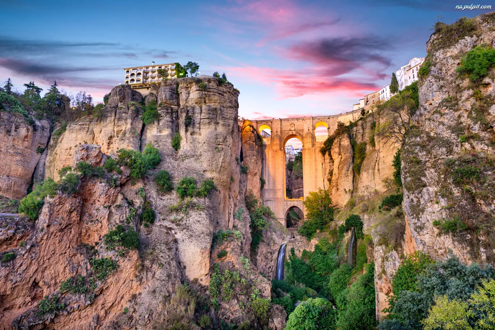 Prowincja Malaga, Skały, Wąwóz Tajo, Andaluzja, Miasto Ronda, Most Puente Nuevo, Hiszpania, Domy