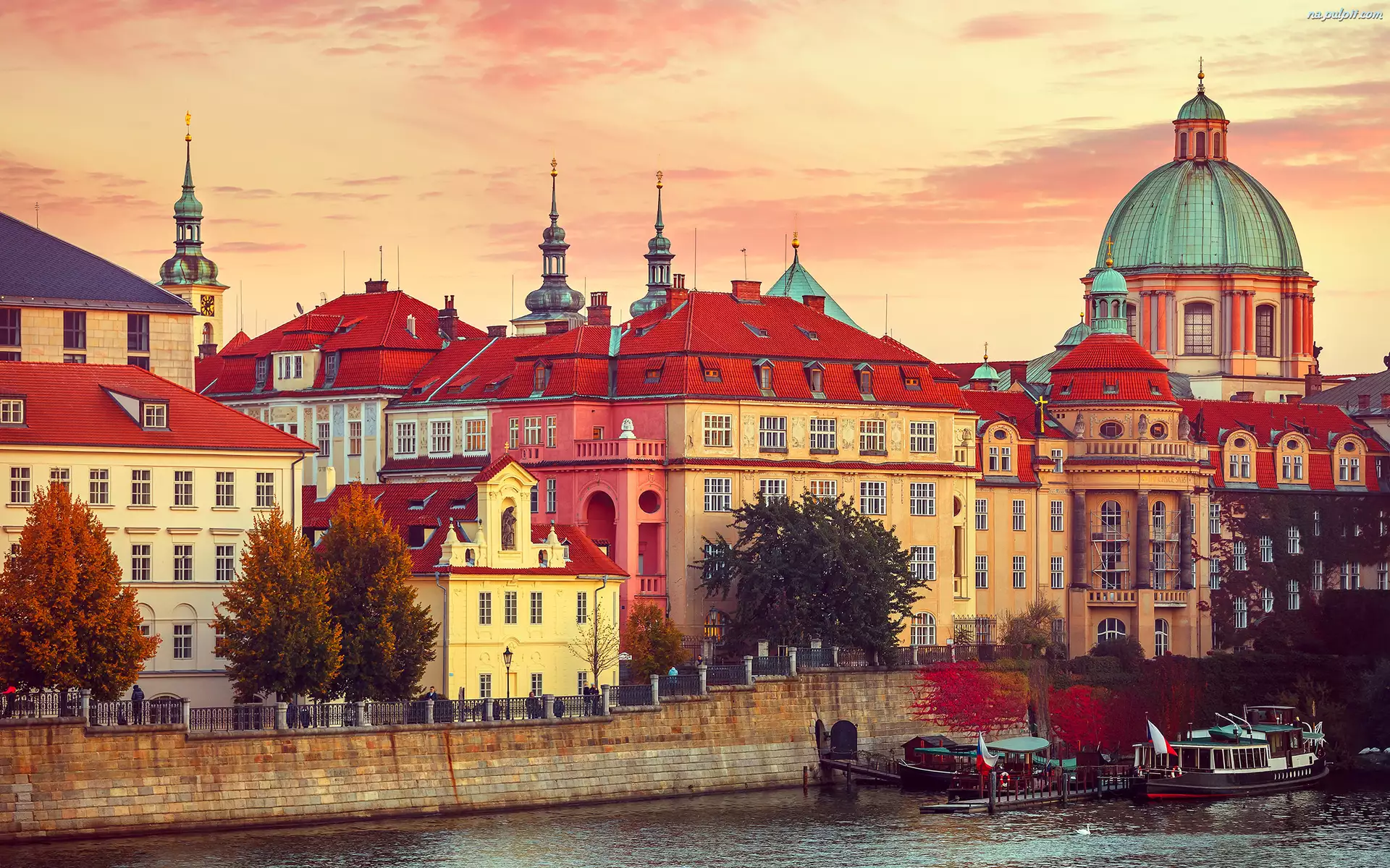 Praga, Stare Miasto, Kościół św Franciszka z Asyżu, Czechy, Kopuła, Domy, Rzeka Wełtawa