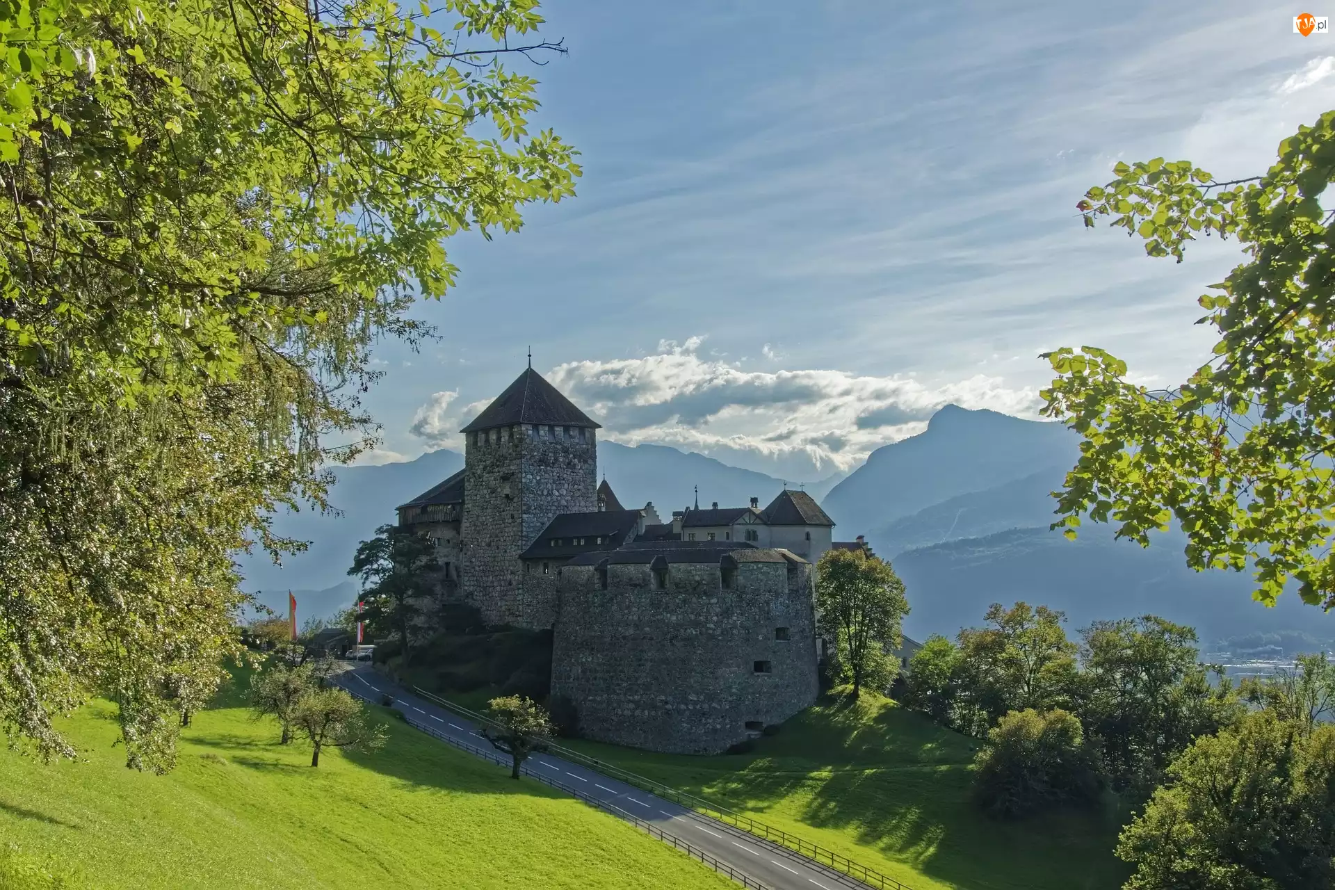 Liechtenstein, Vaduz, Góry, Księstwo, Drzewa, Droga, Zamek w Vaduz