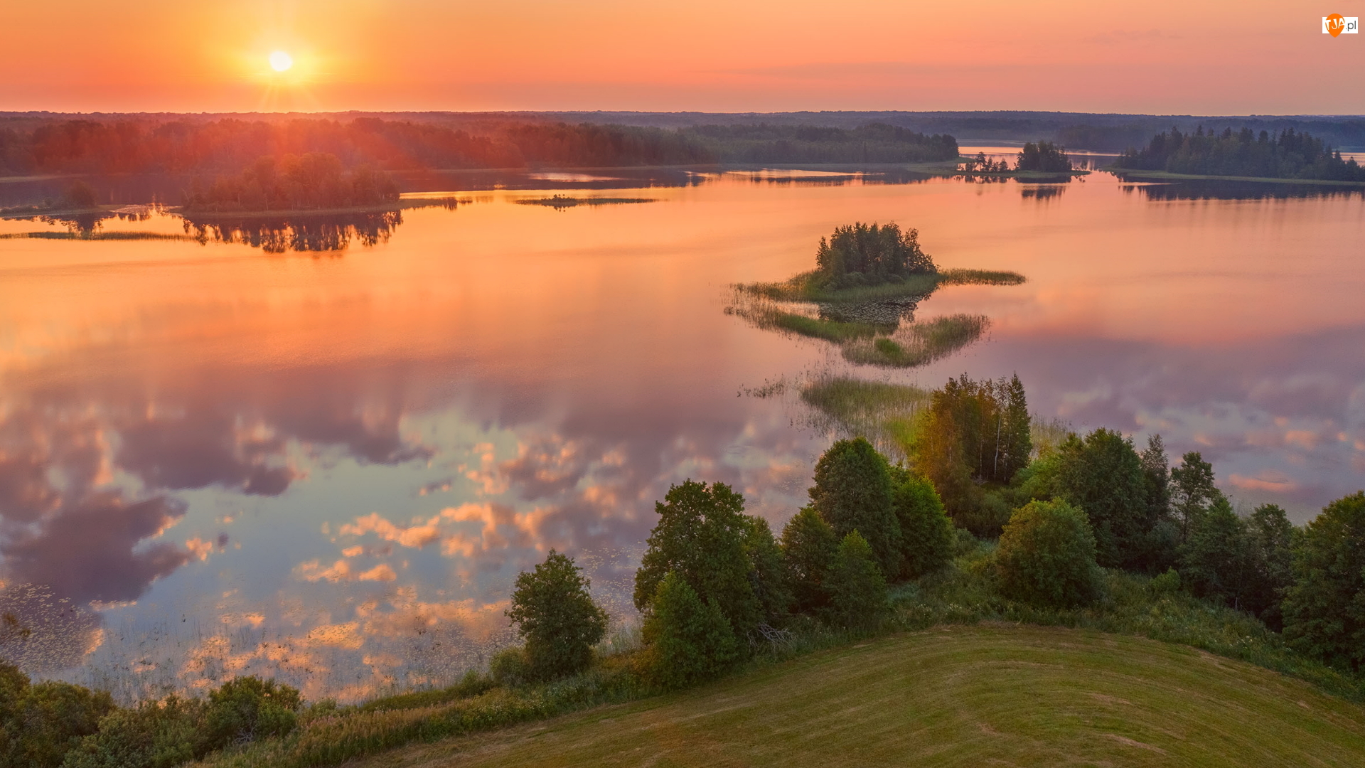Drzewa, Jezioro Luchanskoye, Zachód słońca, Rosja, Wysepka, Obwód twerski