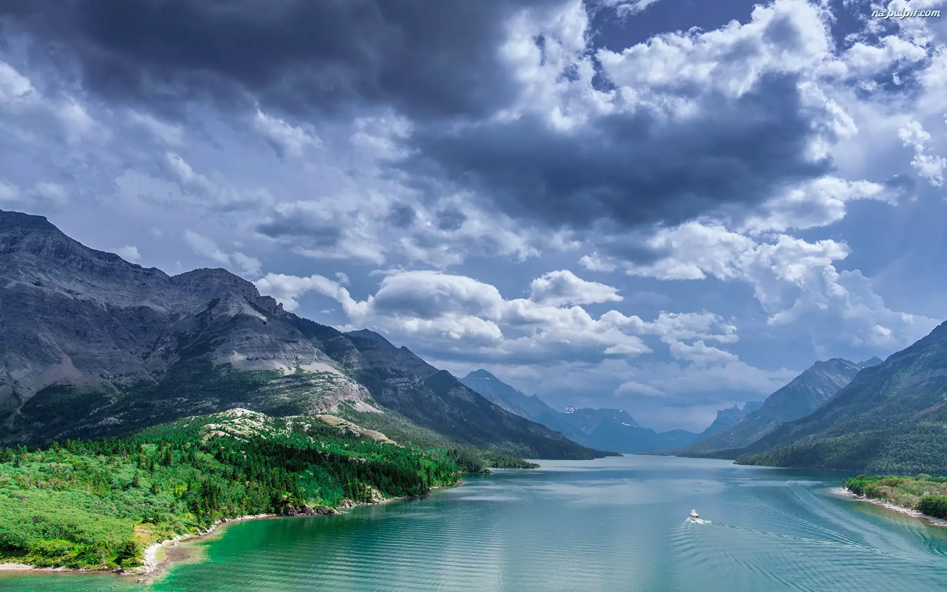 Park Narodowy Waterton Lakes, Chmury, Drzewa, Kanada, Góry, Waterton Lake, Jezioro