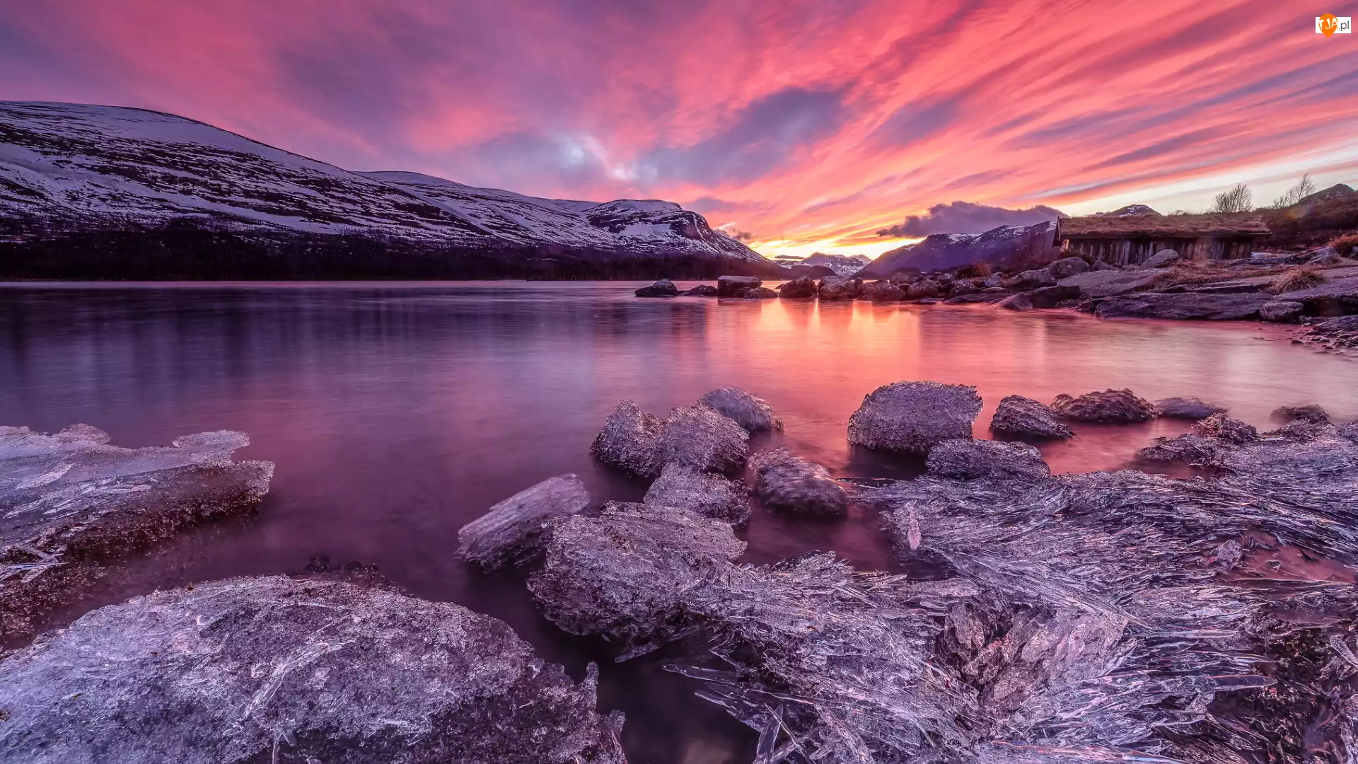 Ron, Jezioro Vasetvatnet, Kamienie, Okręg Innlandet, Wschód słońca, Góry, Norwegia, Oblodzone