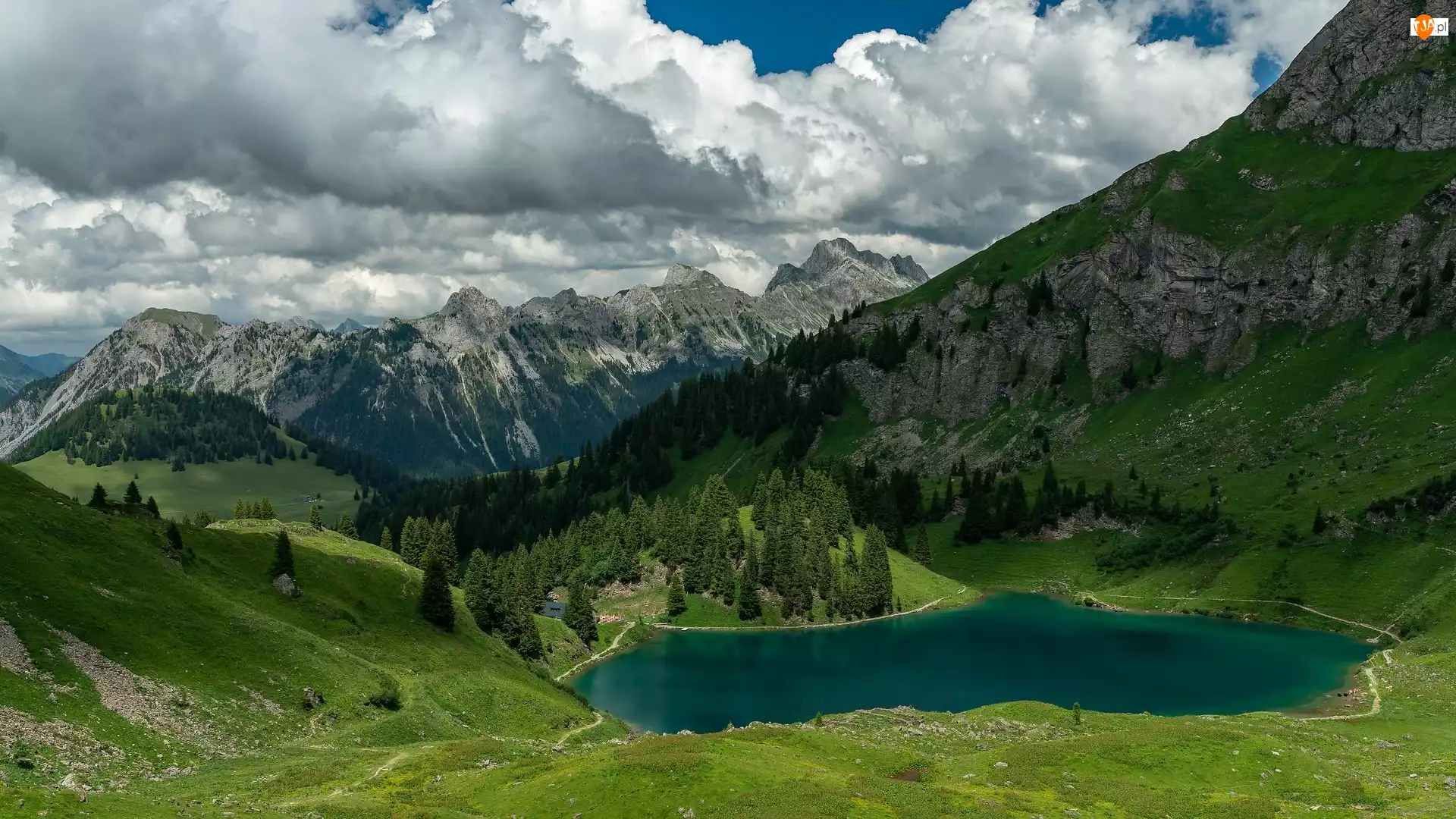 Drzewa, Góry, Jezioro, Kanton Vaud, Alpy Berneńskie, Lac Lioson, Szwajcaria, Chmury
