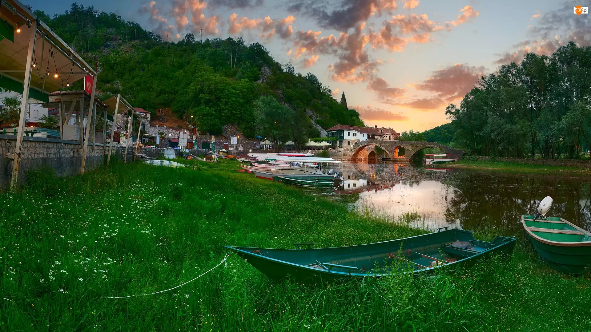 Rzeka Crnojevica, Czarnogóra, Łódki, Domy, Most