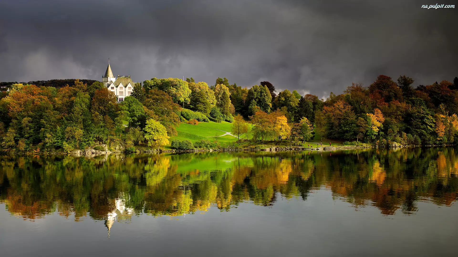 Jesień, Bergen, Chmury, Odbicie, Ciemne, Pałac Gamlehaugen, Drzewa, Norwegia, Jezioro