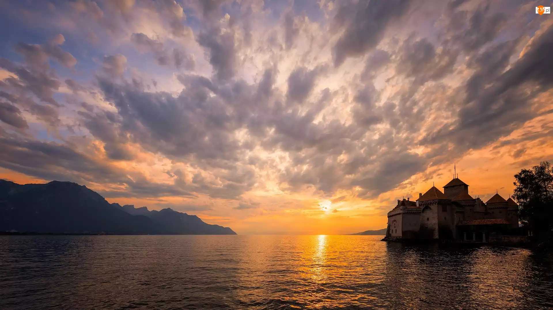 Chmury, Zamek, Góry, Kanton Vaud, Chateau Chillon, Zachód słońca, Szwajcaria, Jezioro Genewskie