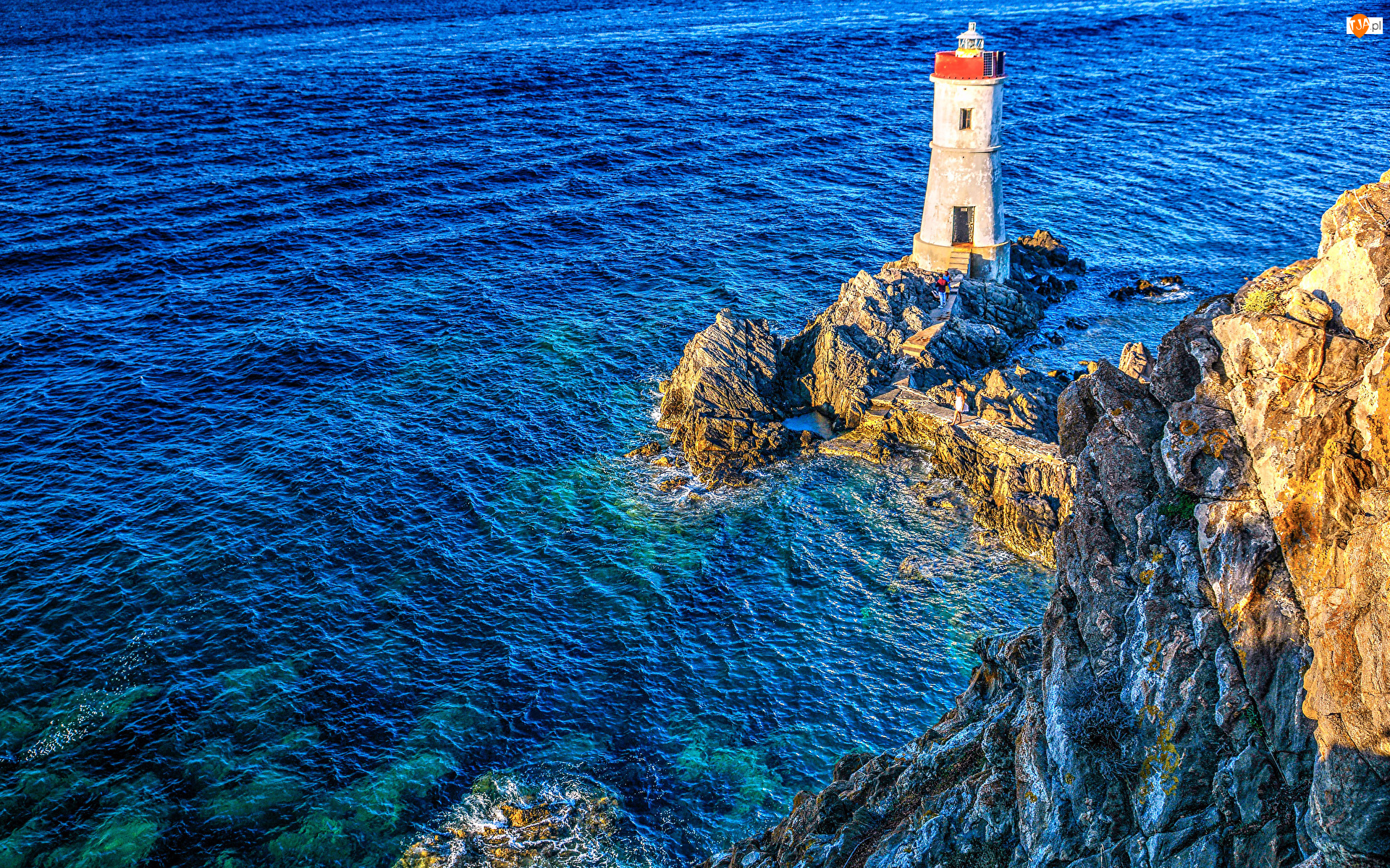 Morze Śródziemne, Latarnia morska Capo Ferro, Sardynia, Włochy, Skały