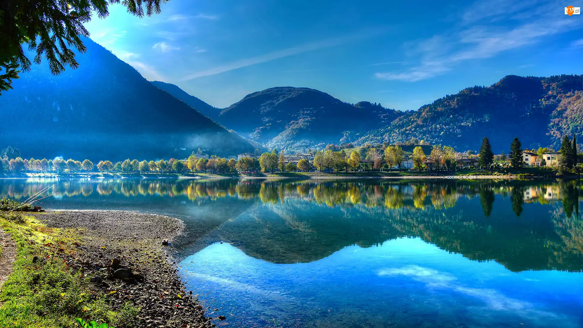 Jezioro Idro, Włochy, Alpy, Odbicie, Góry, Drzewa