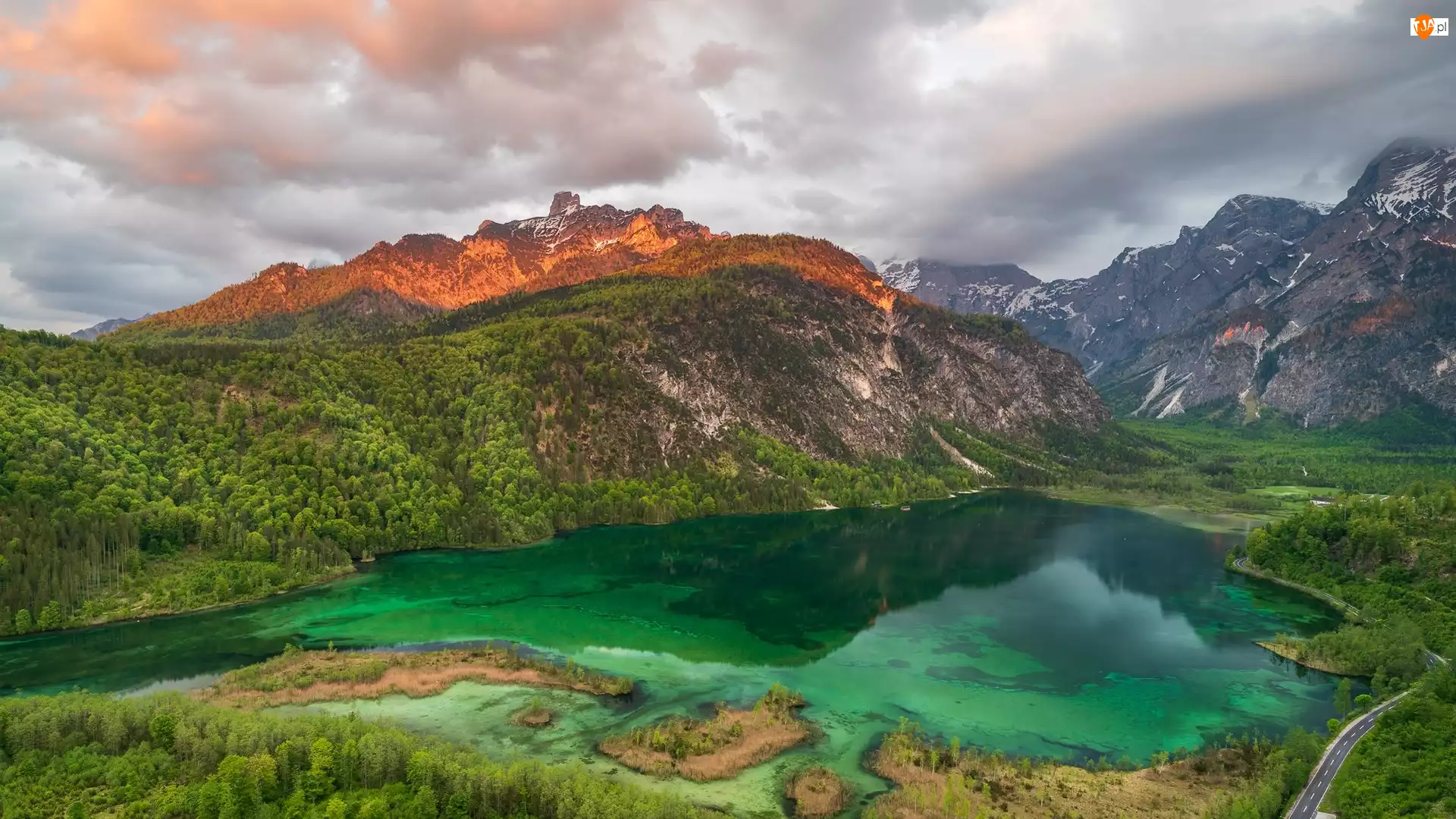 Jezioro Almsee, Góry, Drzewa, Austria, Las, Chmury