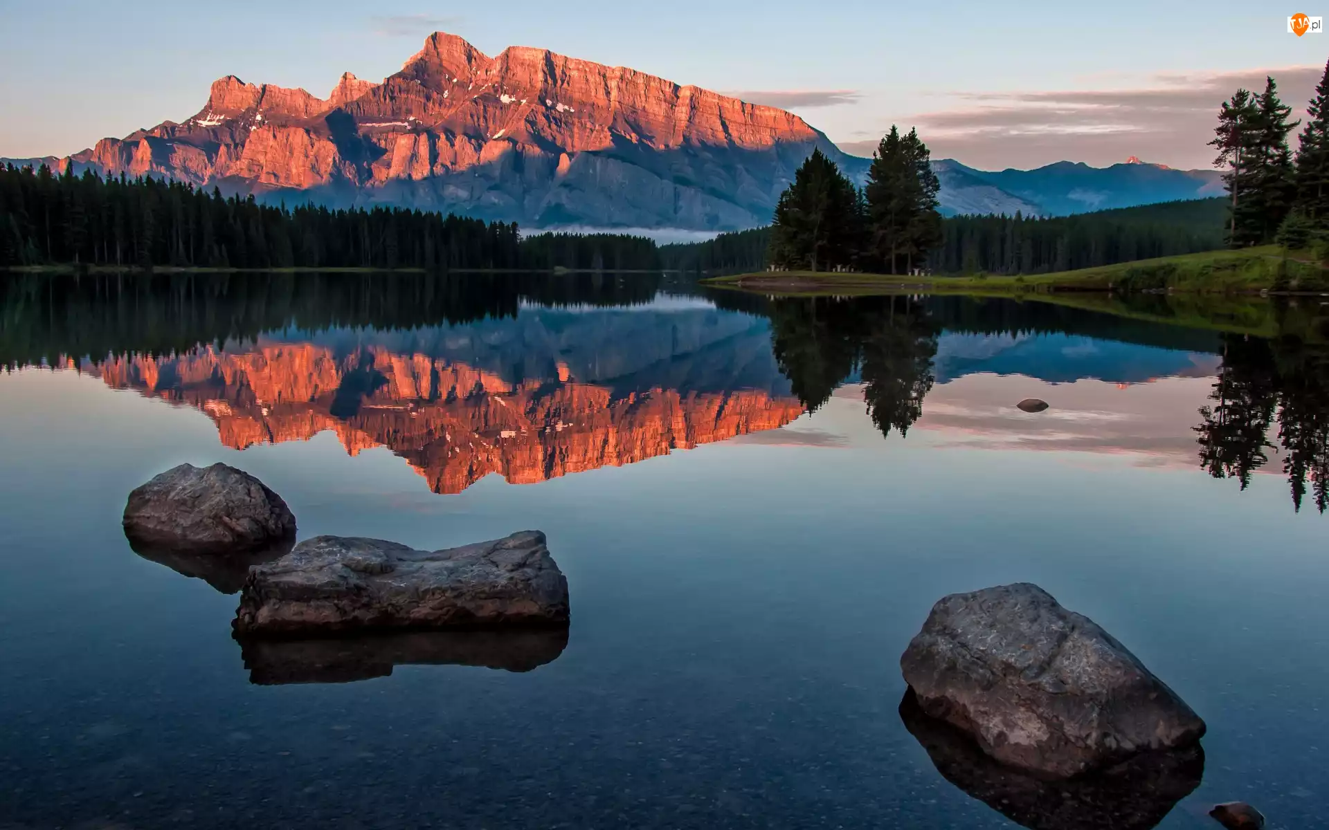 Kanada, Kamienie, Park Narodowy Banff, Odbicie, Mount Rundle, Góry, Two Jack Lake, Jezioro, Drzewa, Prowincja Alberta