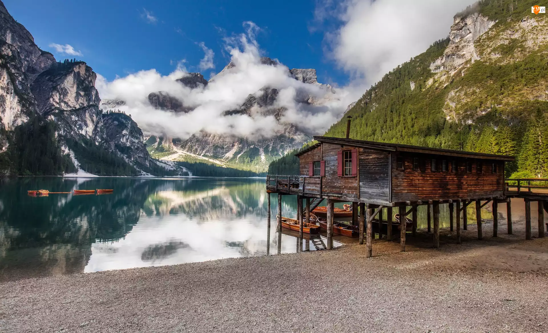 Włochy, Jezioro Pragser Wildsee, Drzewa, Dom, Łódki, Góry, Dolomity, Południowy Tyrol, Drewniany