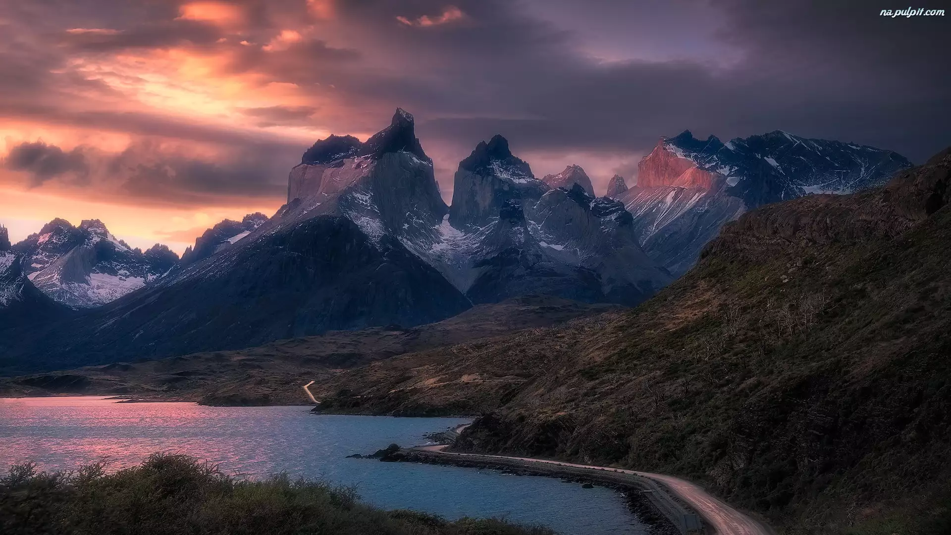 Park Narodowy Torres del Paine, Góry, Lake Pehoe, Patagonia, Cordillera del Paine, Chmury, Chile, Jezioro