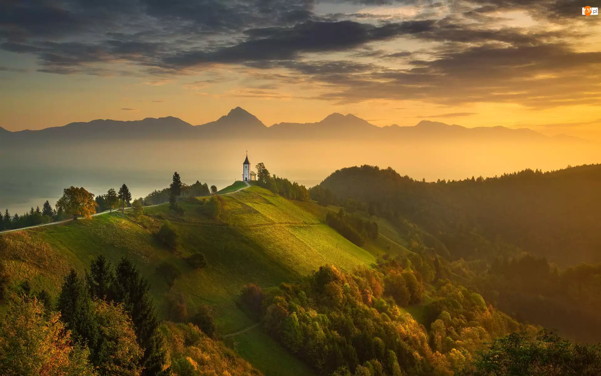 Słowenia, Wzgórze, Wieś Jamnik, Drzewa, Jesień, Chmury, Mgła, Kościół św Primusa i Felicjana, Góry