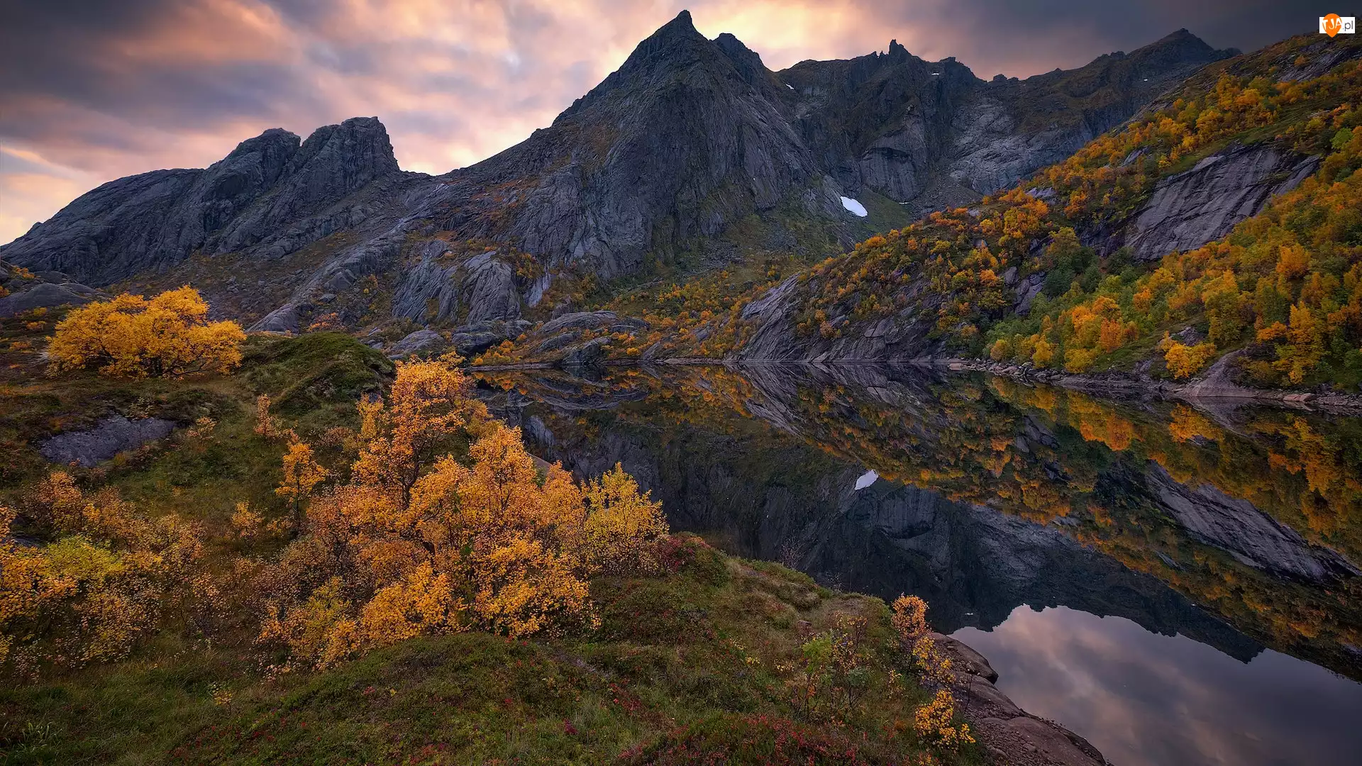 Jesień, Norwegia, Góry, Roślinność, Vestvagoy, Morze, Odbicie, Lofoty