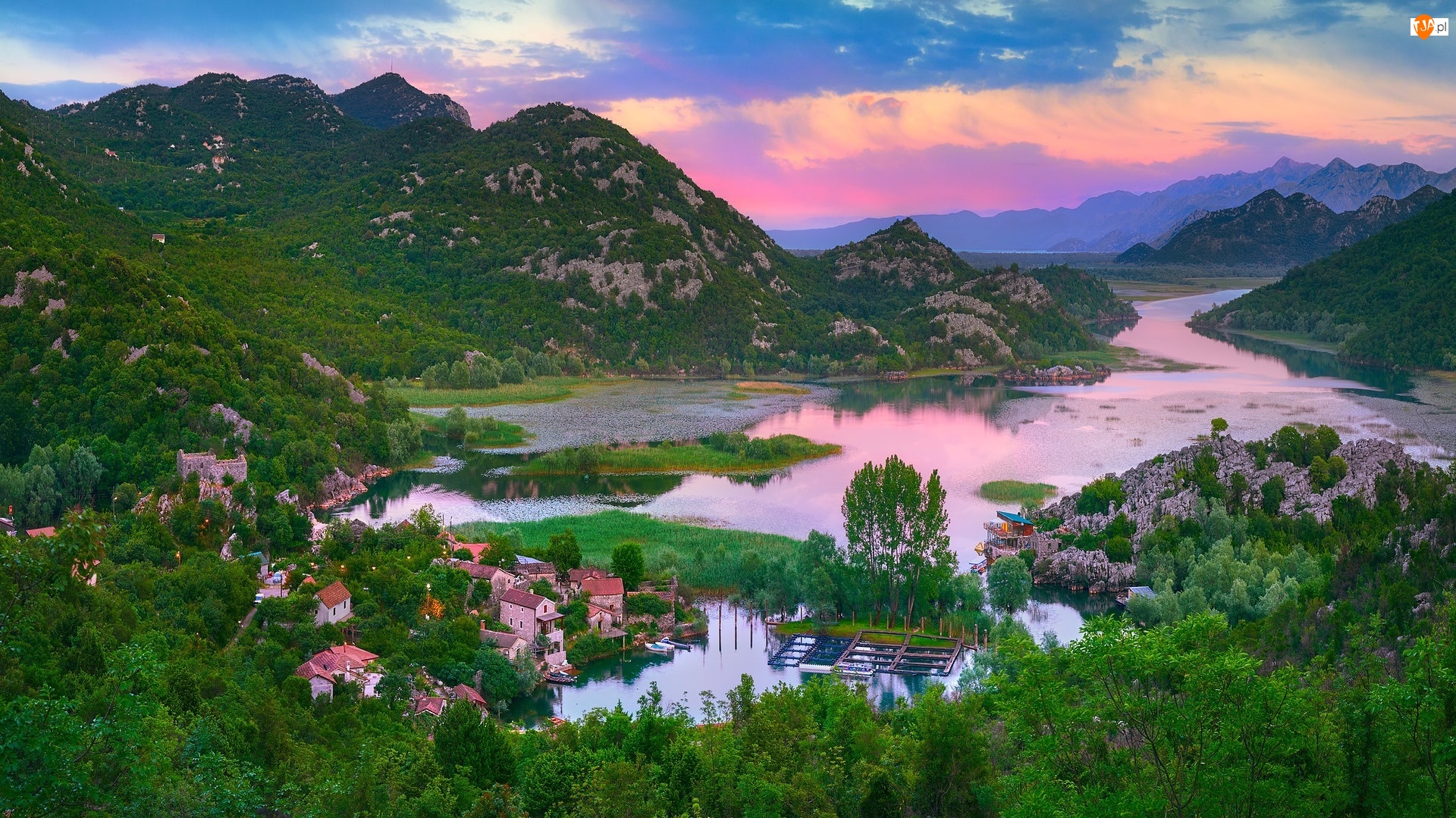 Góry, Jezioro Szkoderskie, Czarnogóra, Zachód słońca, Karuć, Drzewa, Domy